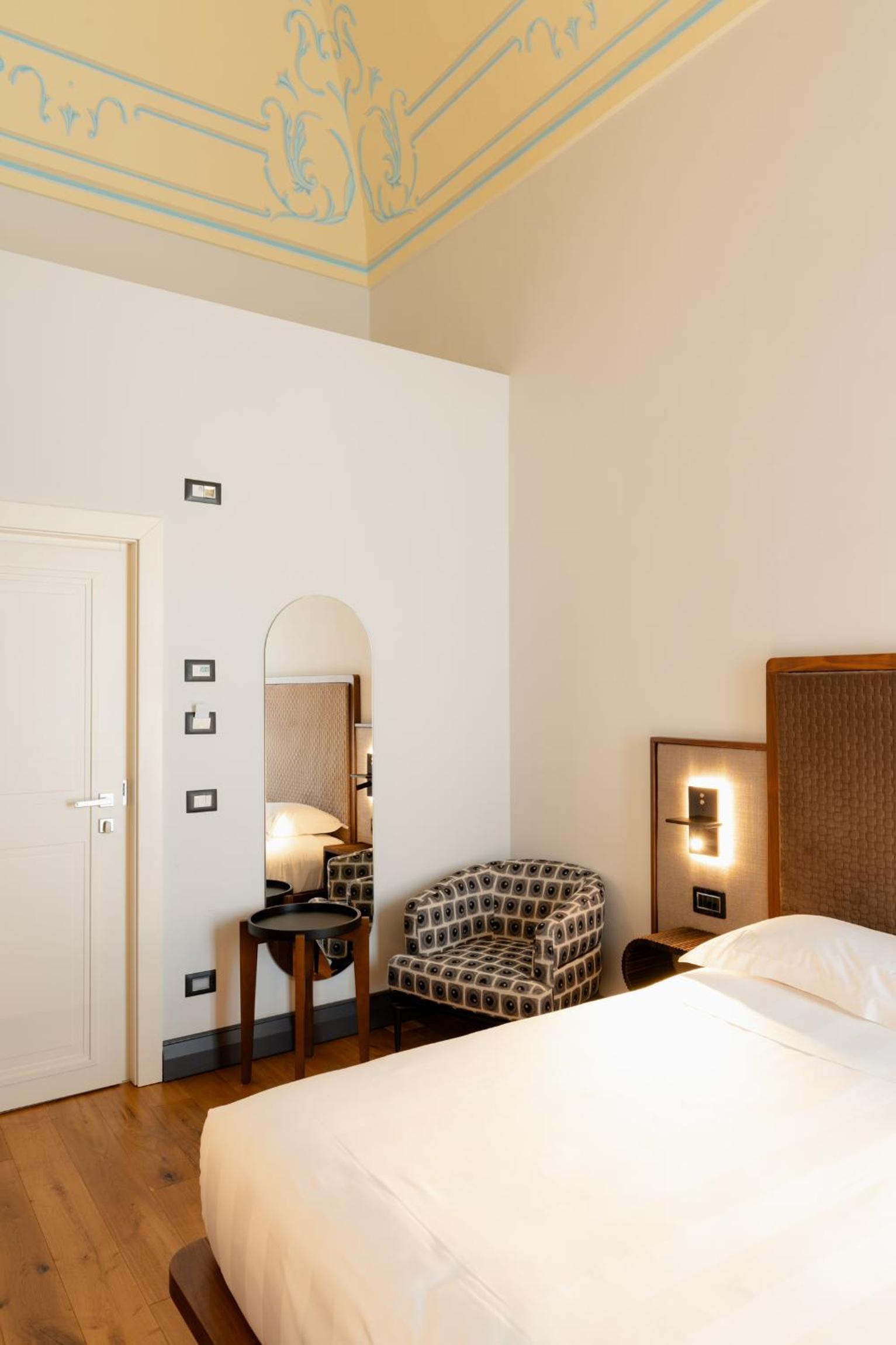 Deluxe King Room - Photo 1