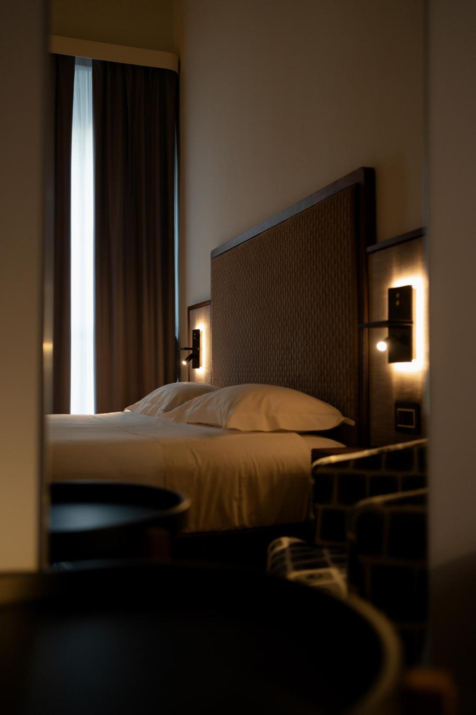 Deluxe King Room - Photo 3