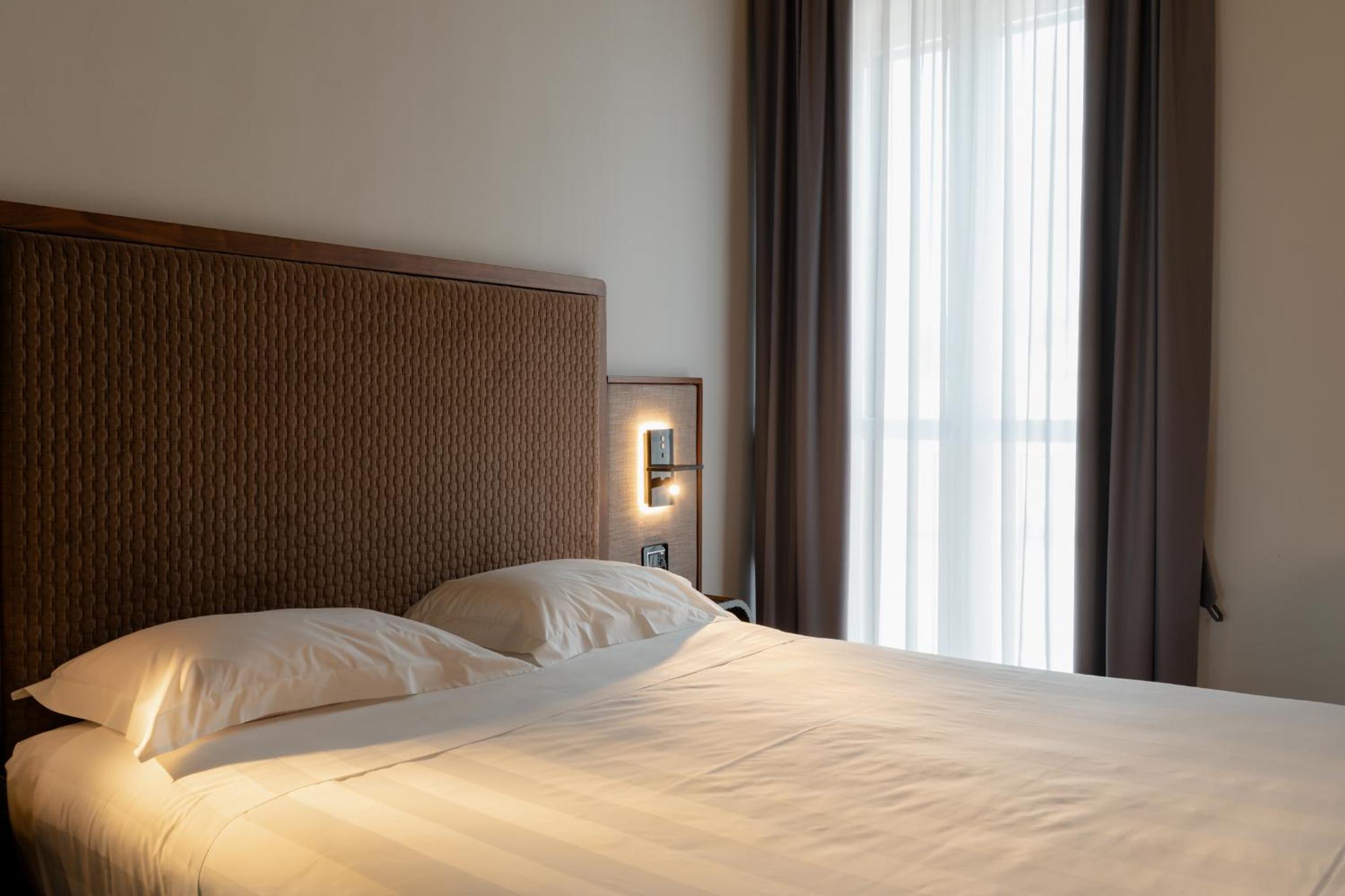 Deluxe King Room - Photo 4
