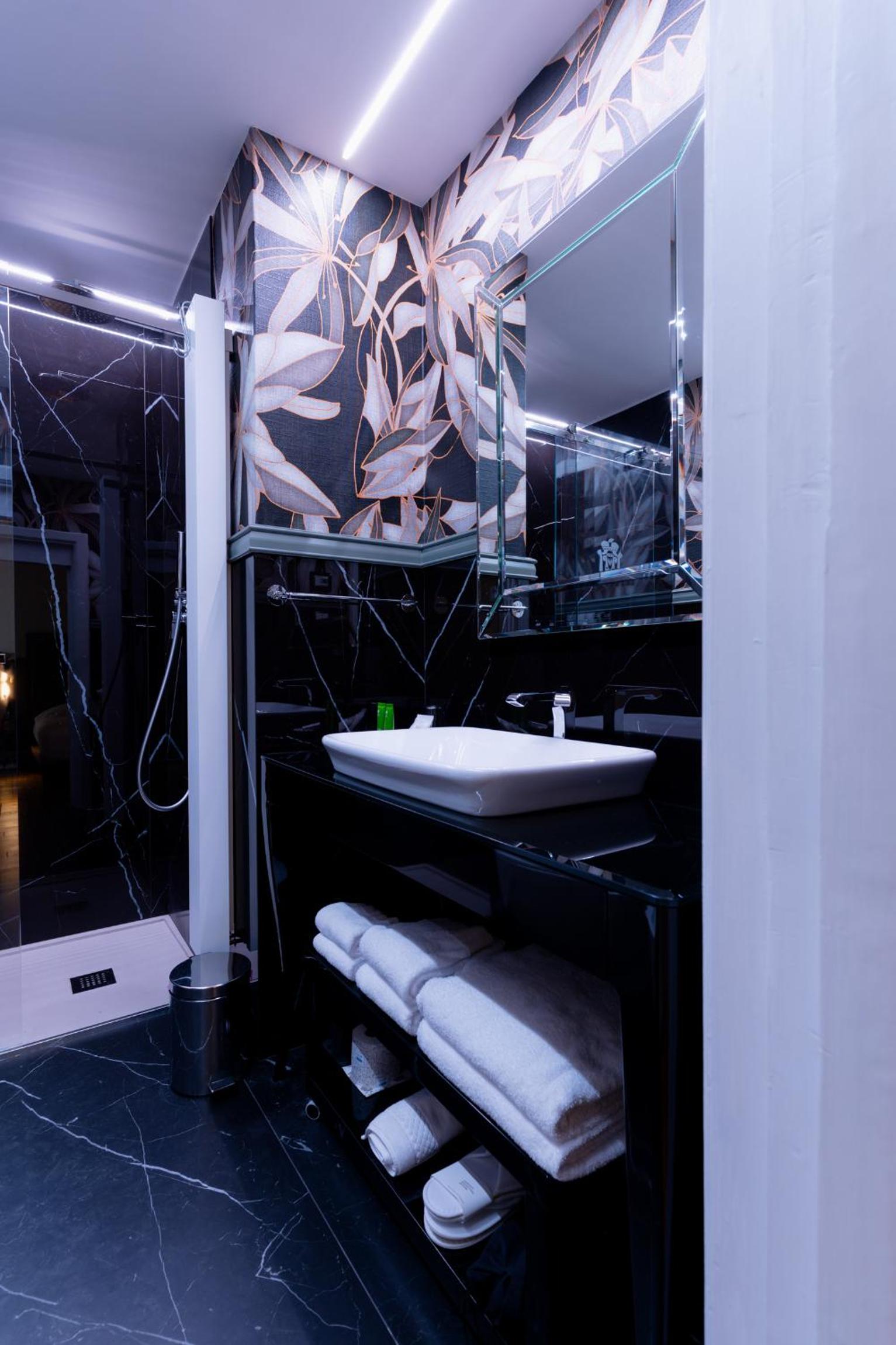 Deluxe King Room - Photo 2