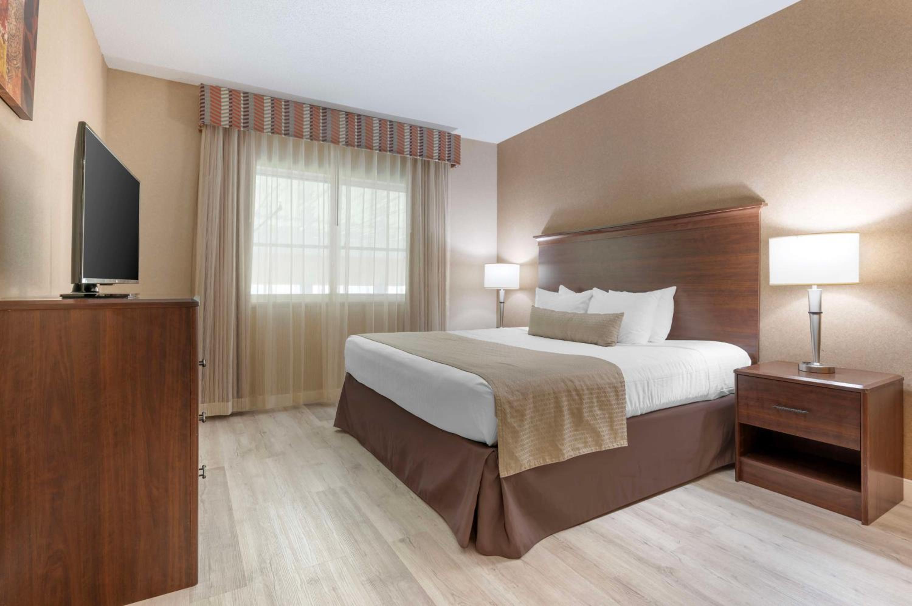 King Suite with Jetted Tub and Balcony - Non-Smoking photo 2