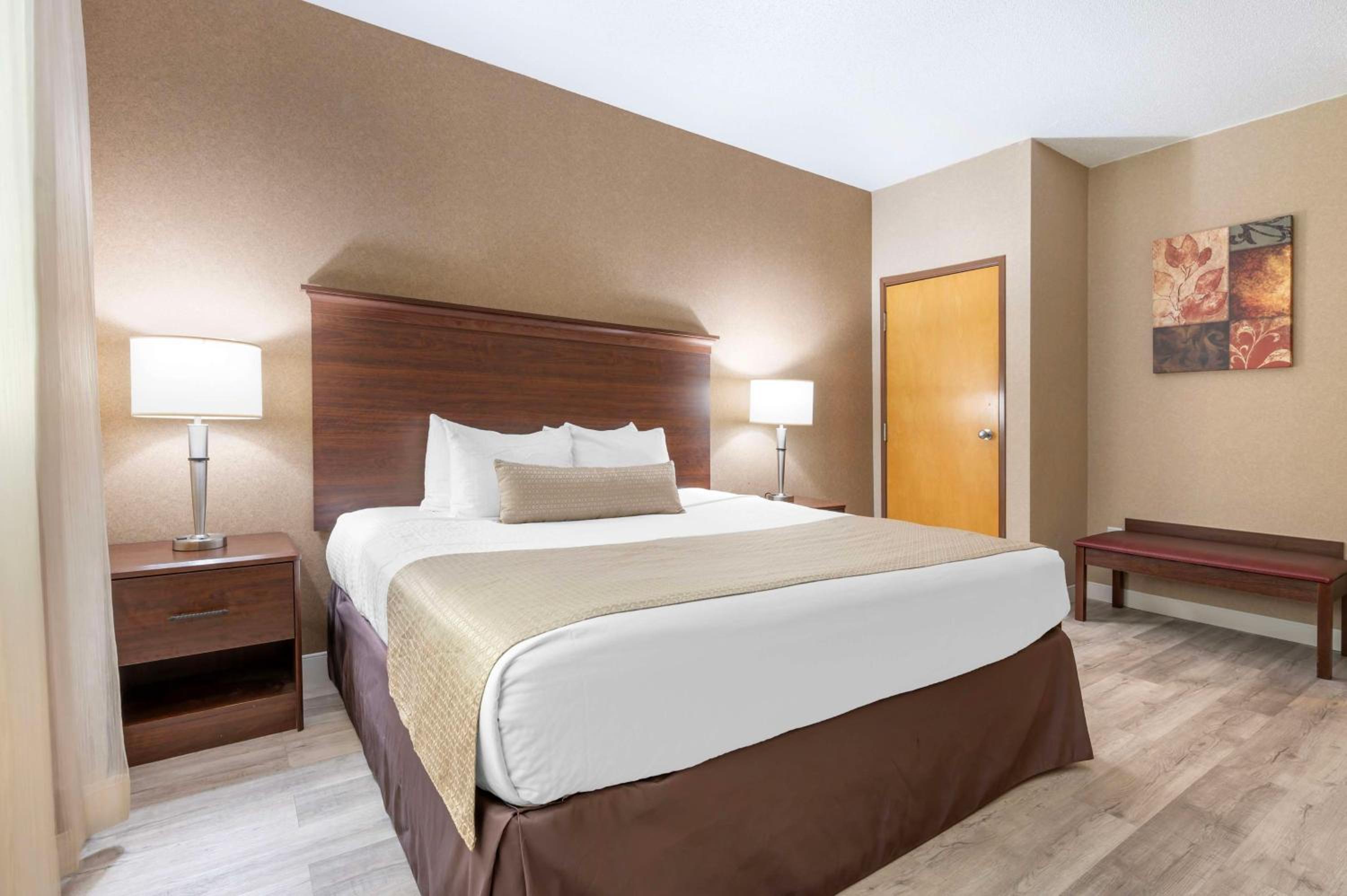 King Suite with Jetted Tub and Balcony - Non-Smoking photo 3