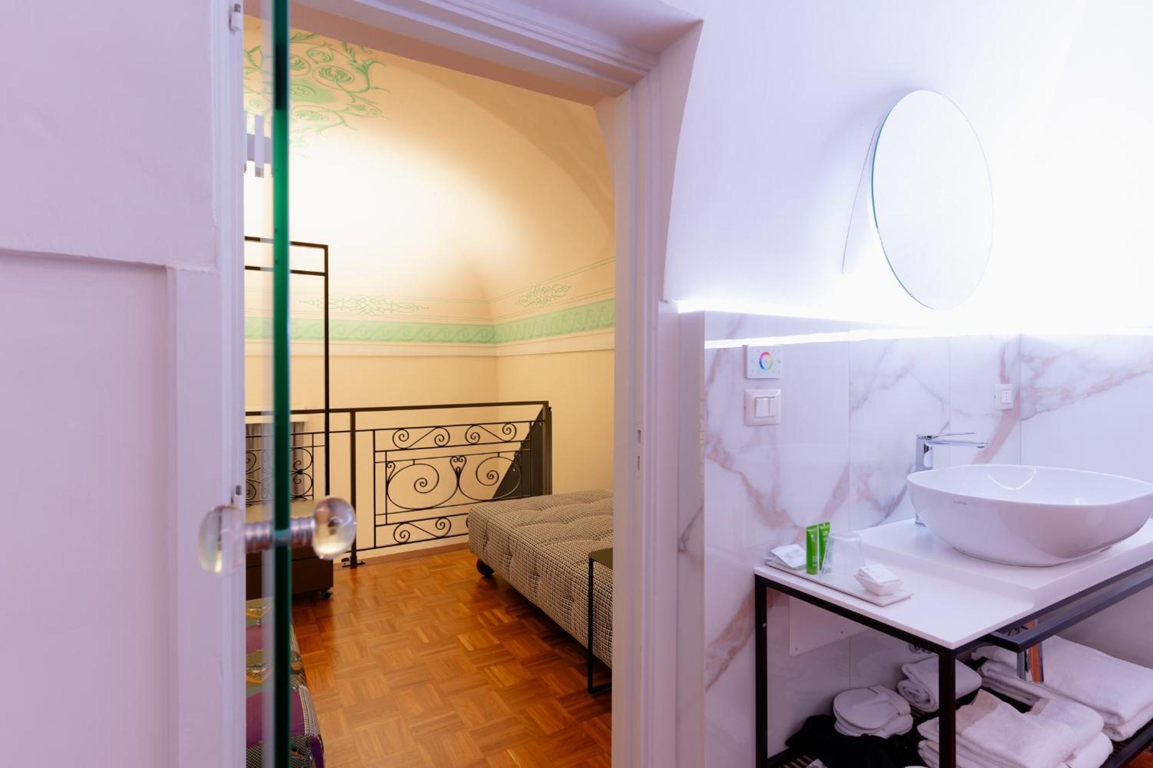 King Suite - Photo 6