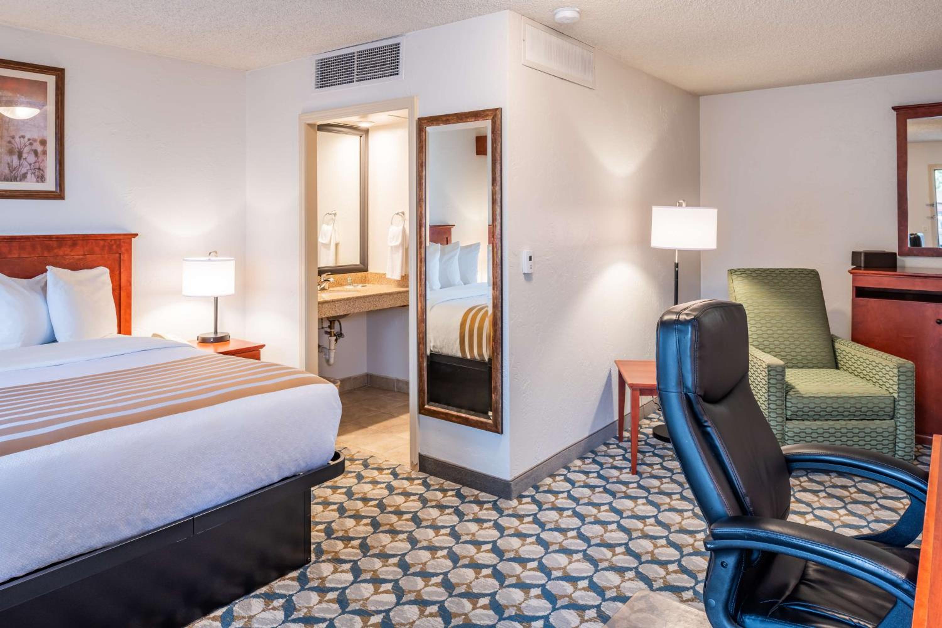 King Room - Non-Smoking photo 2
