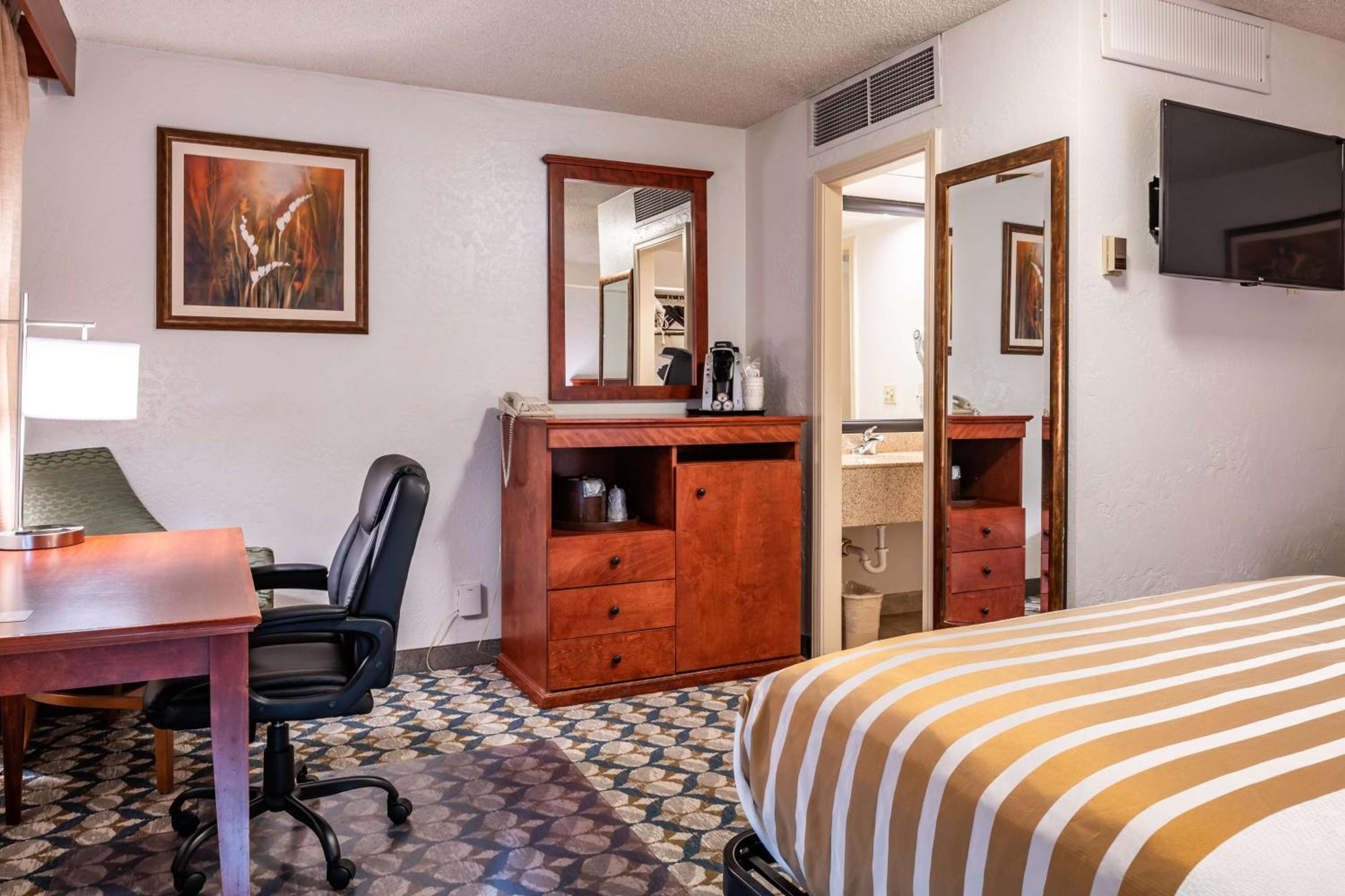 Queen Room - Non-Smoking photo 1
