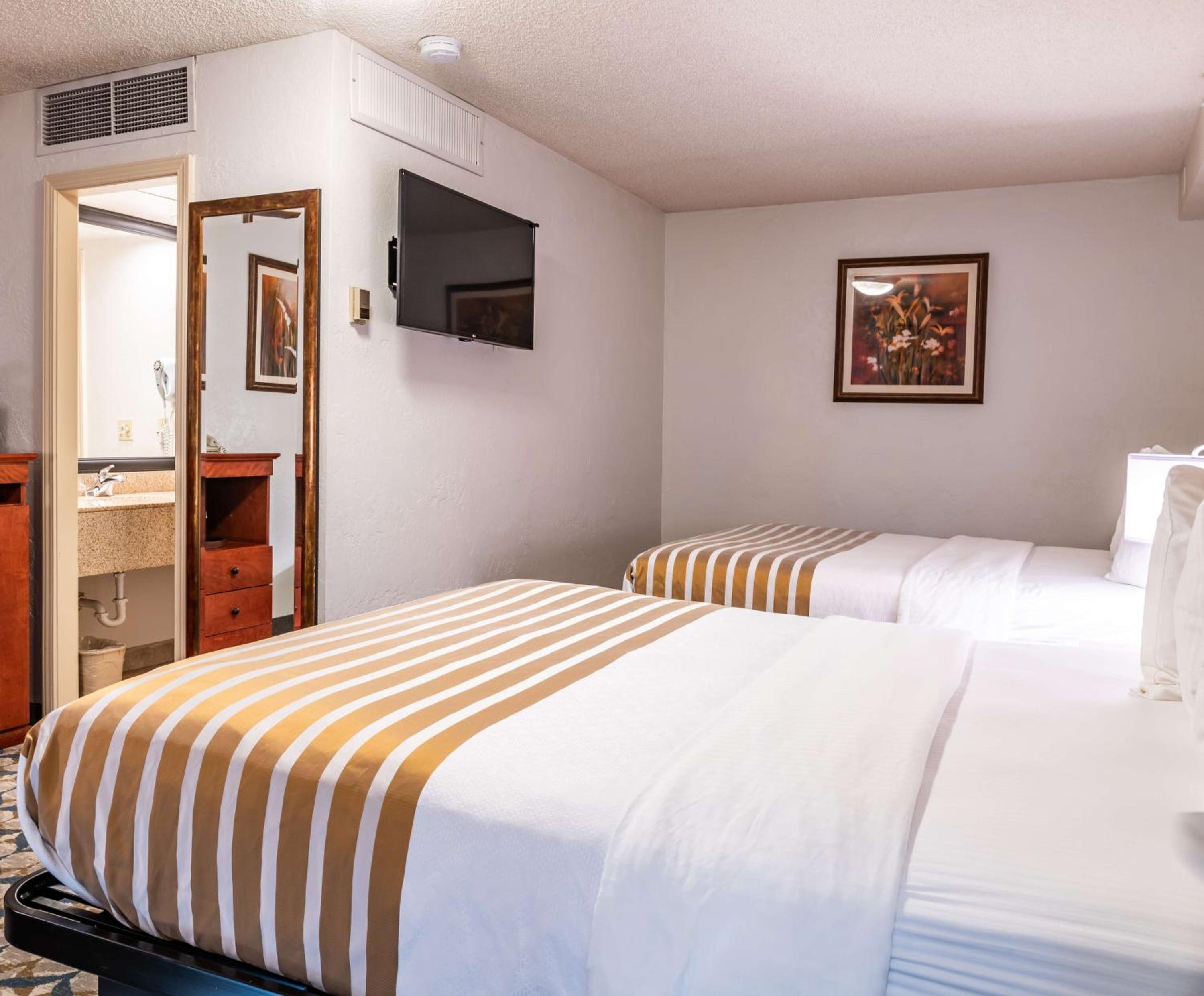 Queen Room with Two Queen Beds - Non-Smoking photo 1