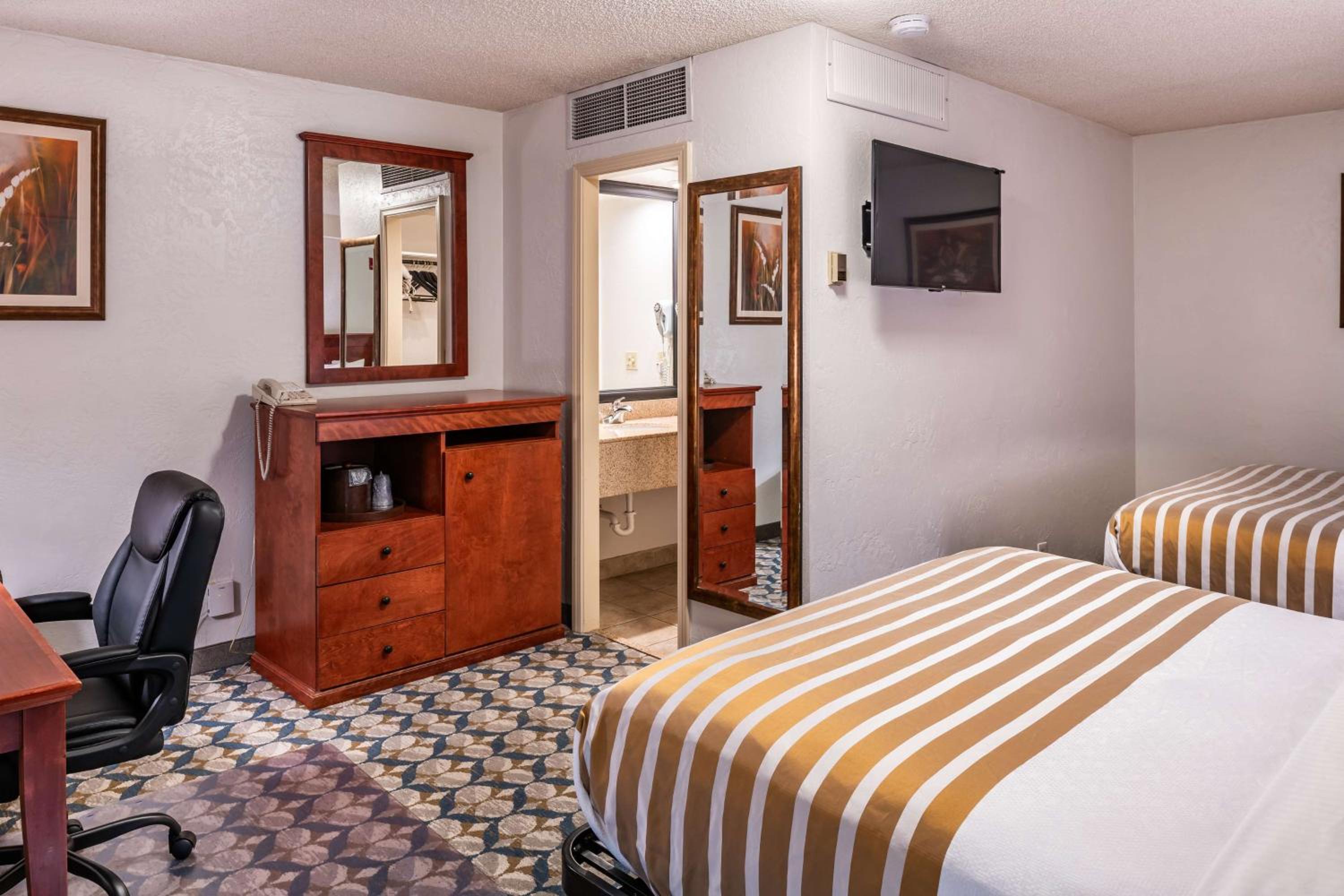 Queen Room with Two Queen Beds - Non-Smoking photo 2