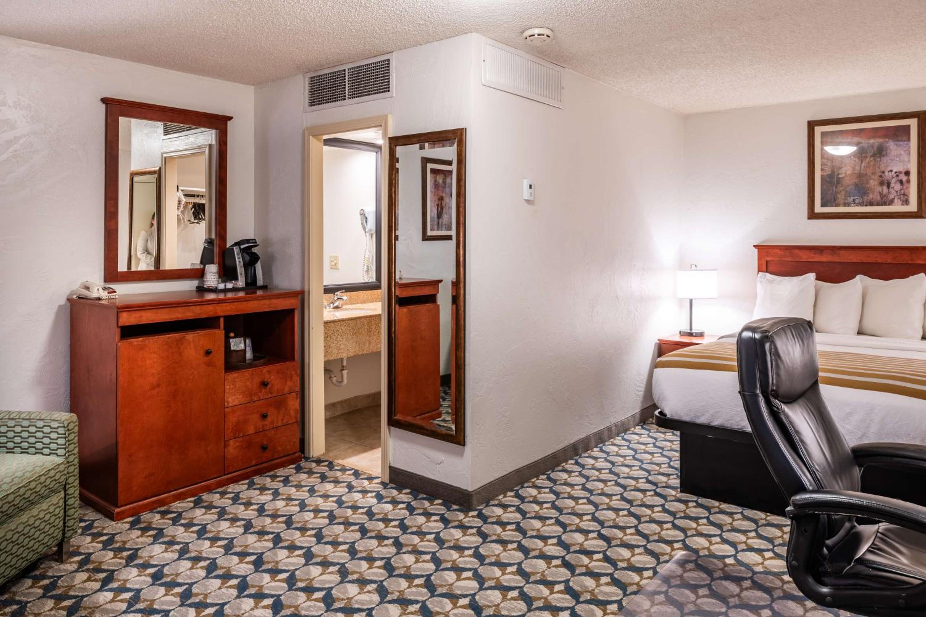 Queen Room - Hearing Accessible photo 1