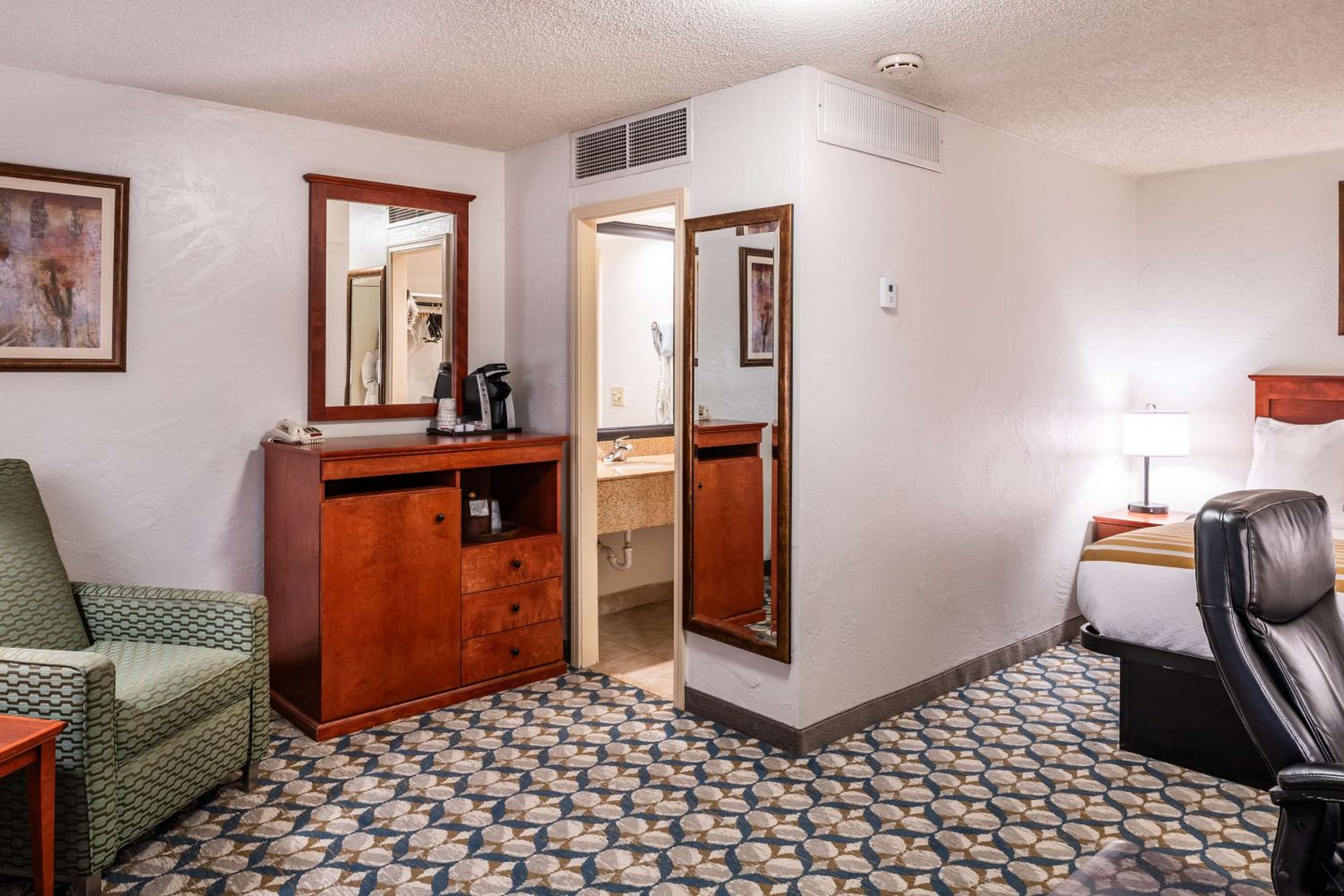 Queen Room - Hearing Accessible photo 3