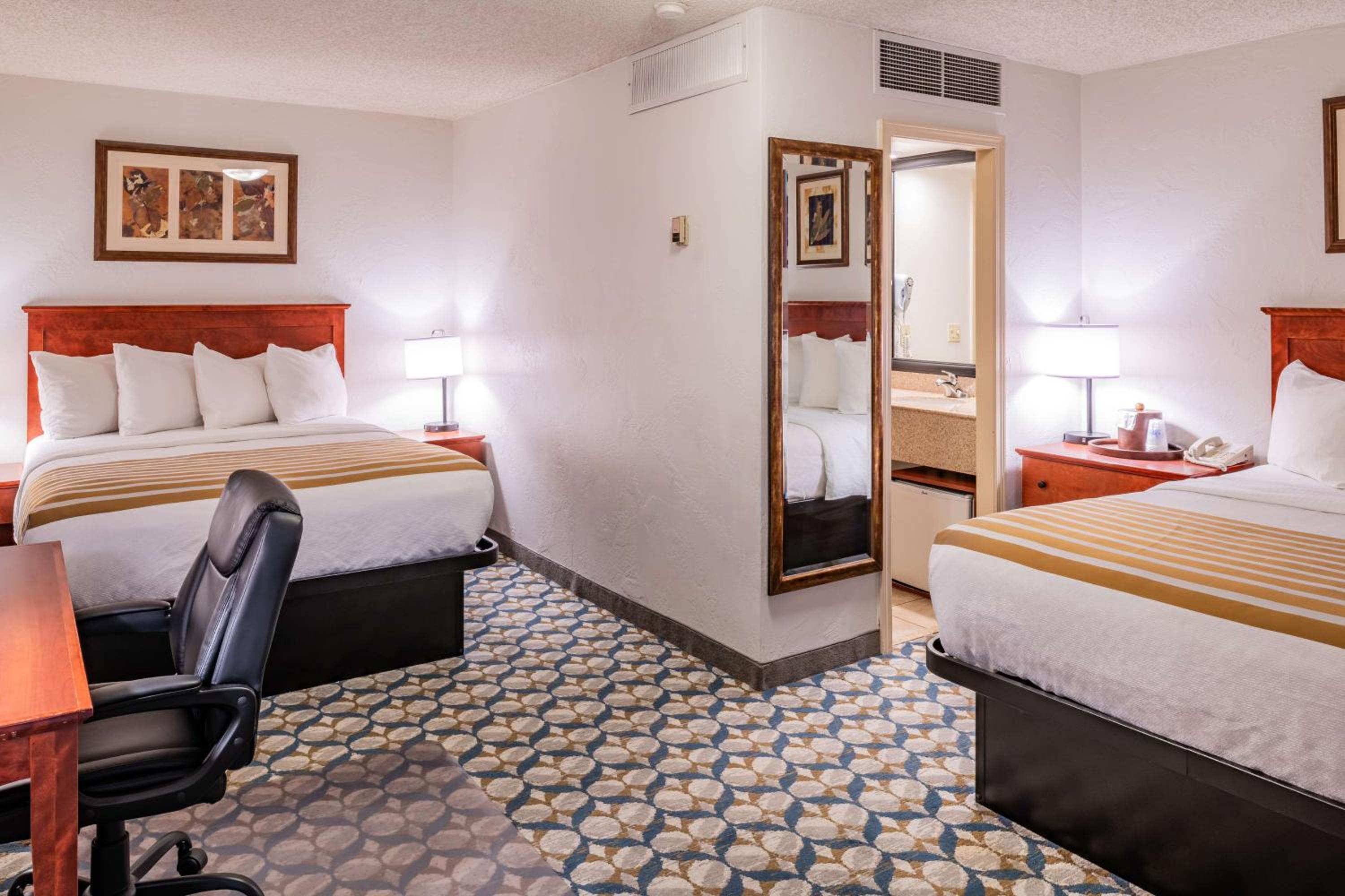 Queen Room with Two Queen Beds - Non-Smoking photo 3