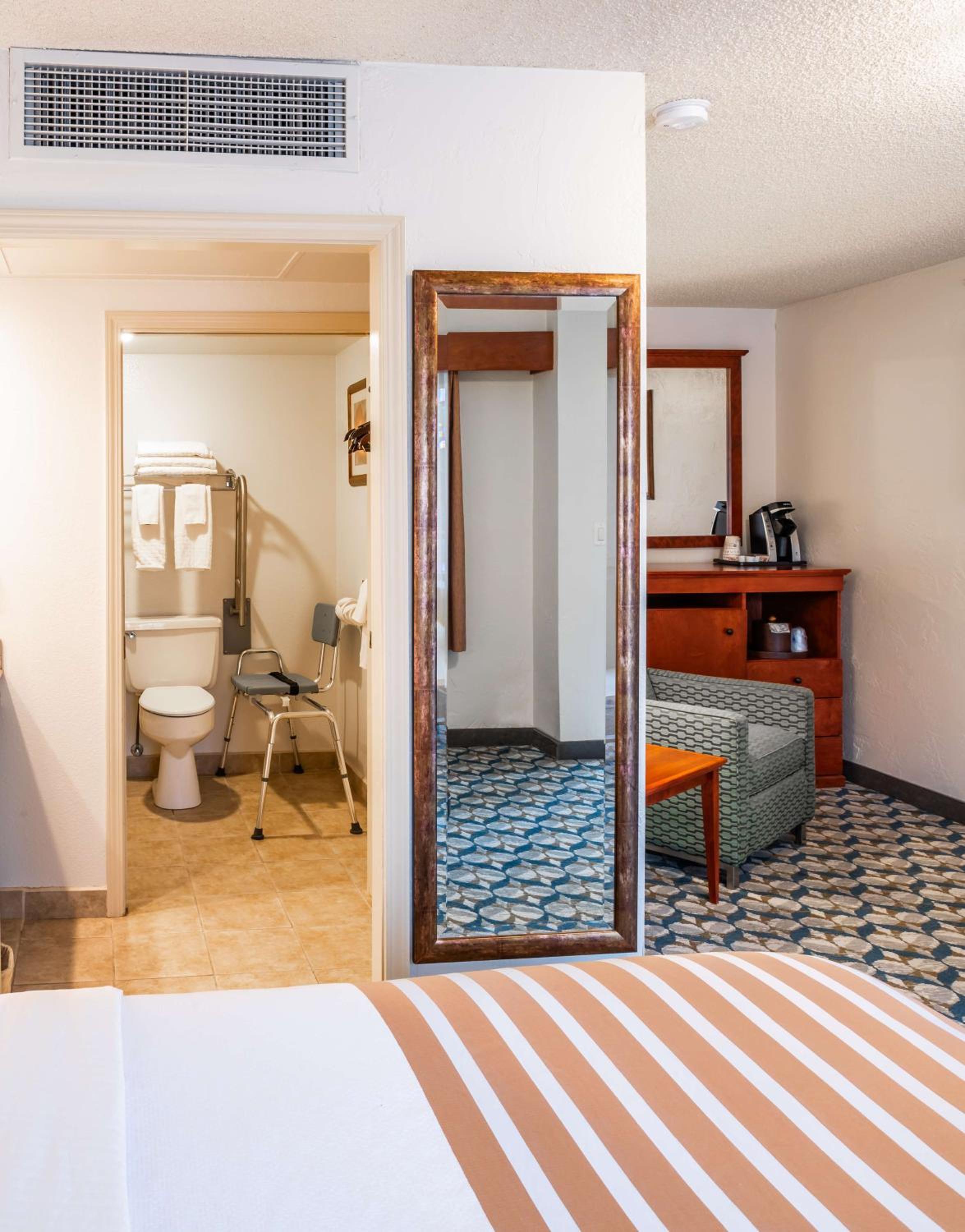 King Room with Roll-In Shower - Mobility Access/Communication Assistance photo 2