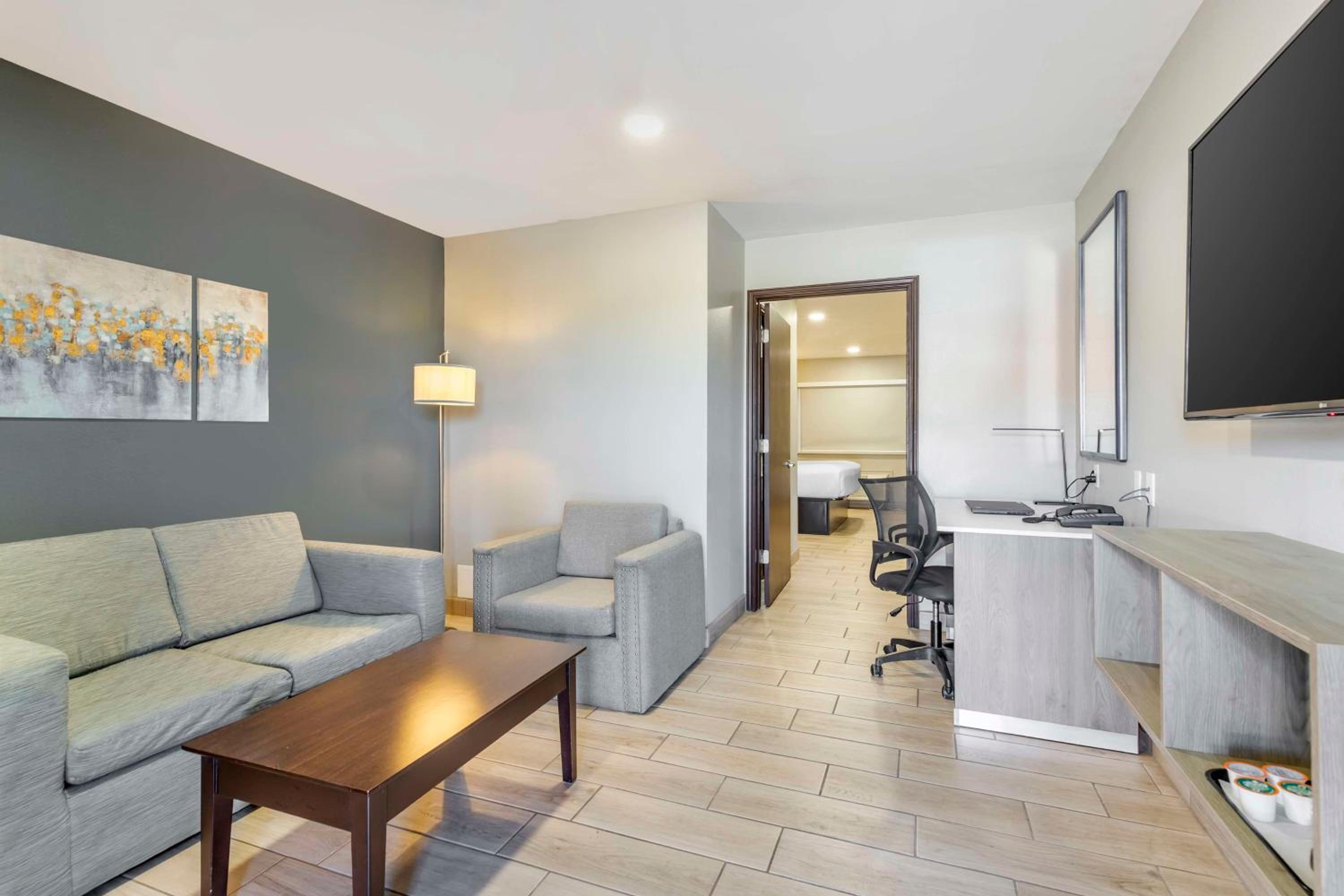 Junior King Suite with Separate Bedroom - Non-Smoking