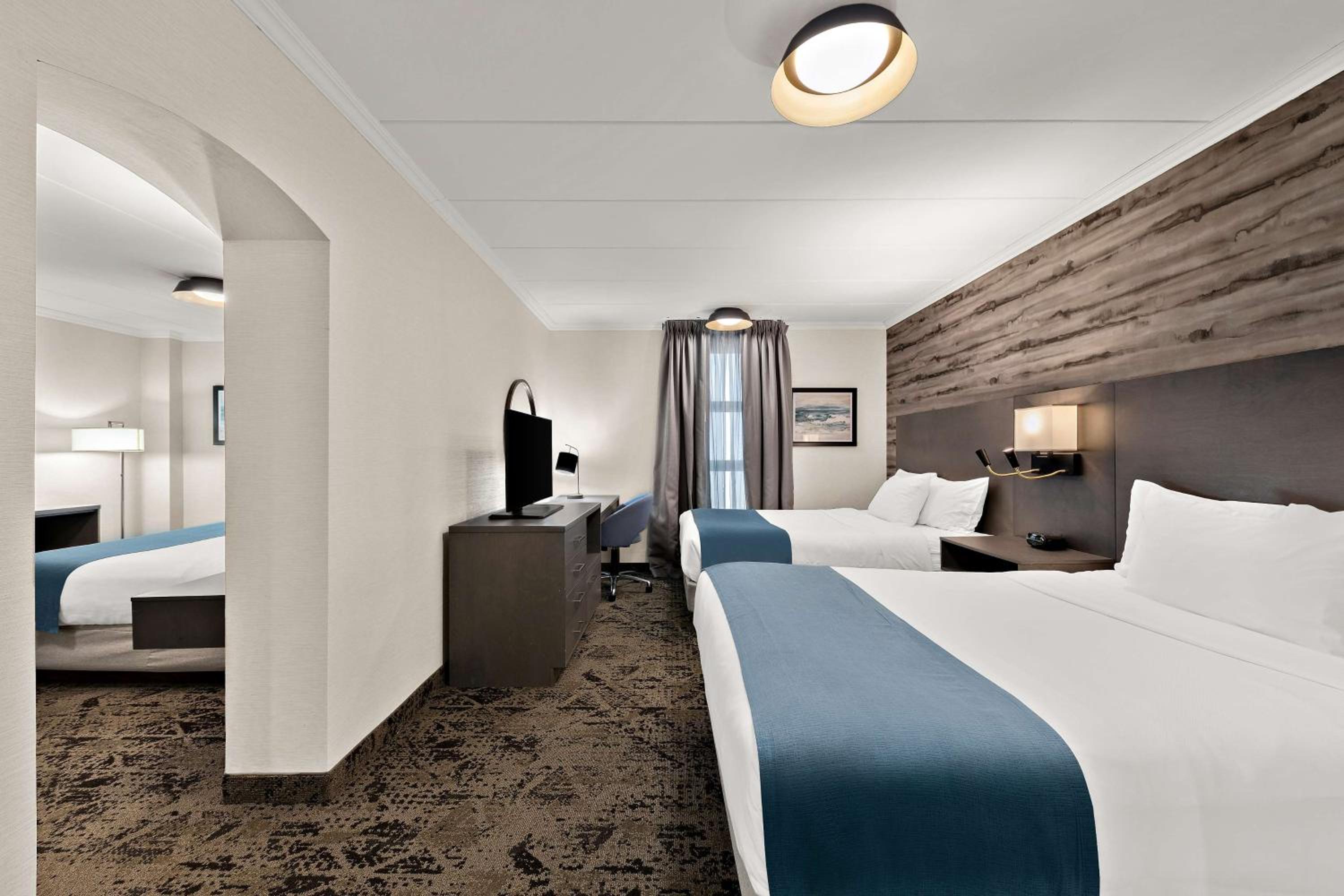 Suite with King Bed and Two Queen Beds - Photo 1