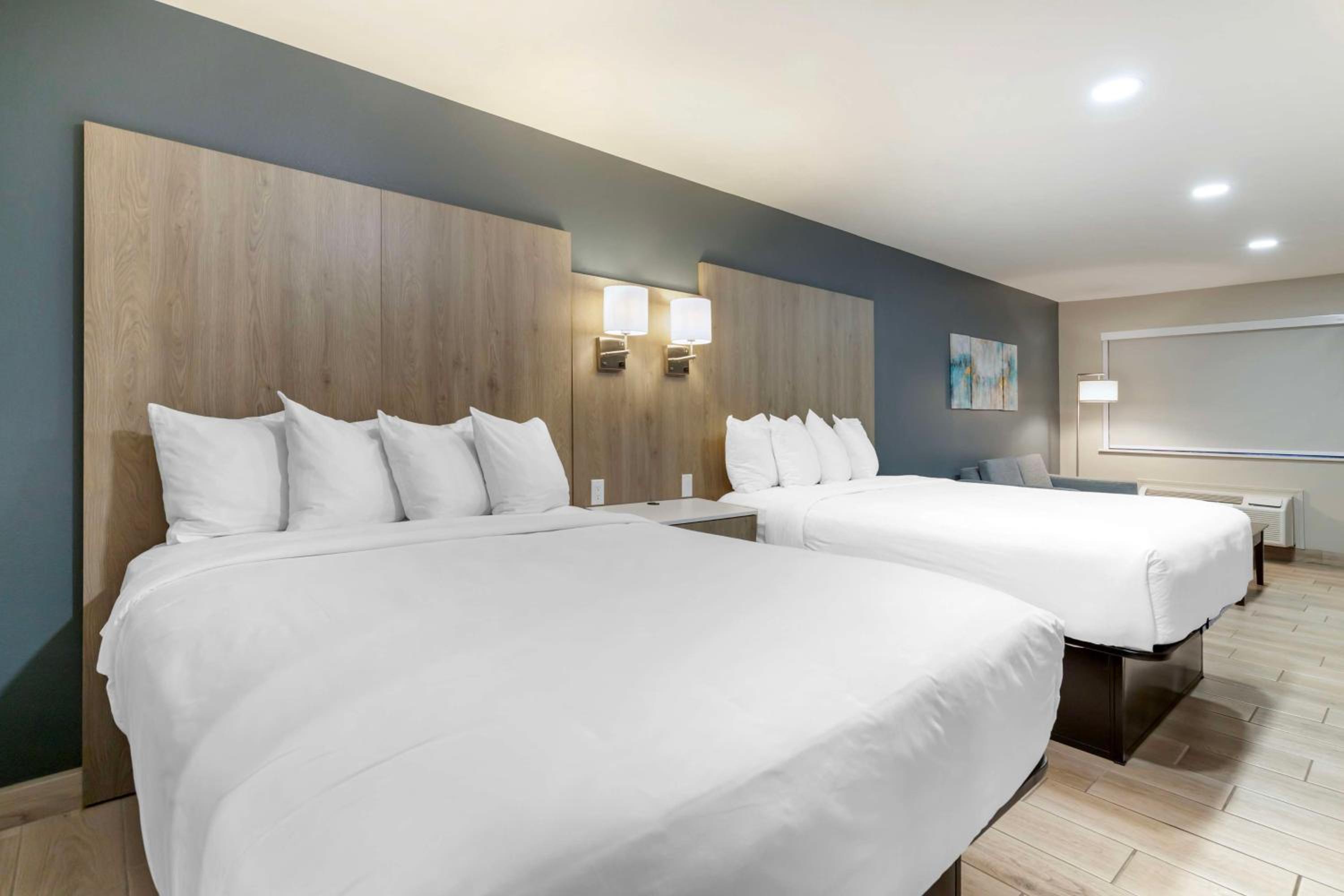 Junior Queen Suite with Two Queen Beds and Walk-In Shower - Mobility Accessible/Smoking photo 3