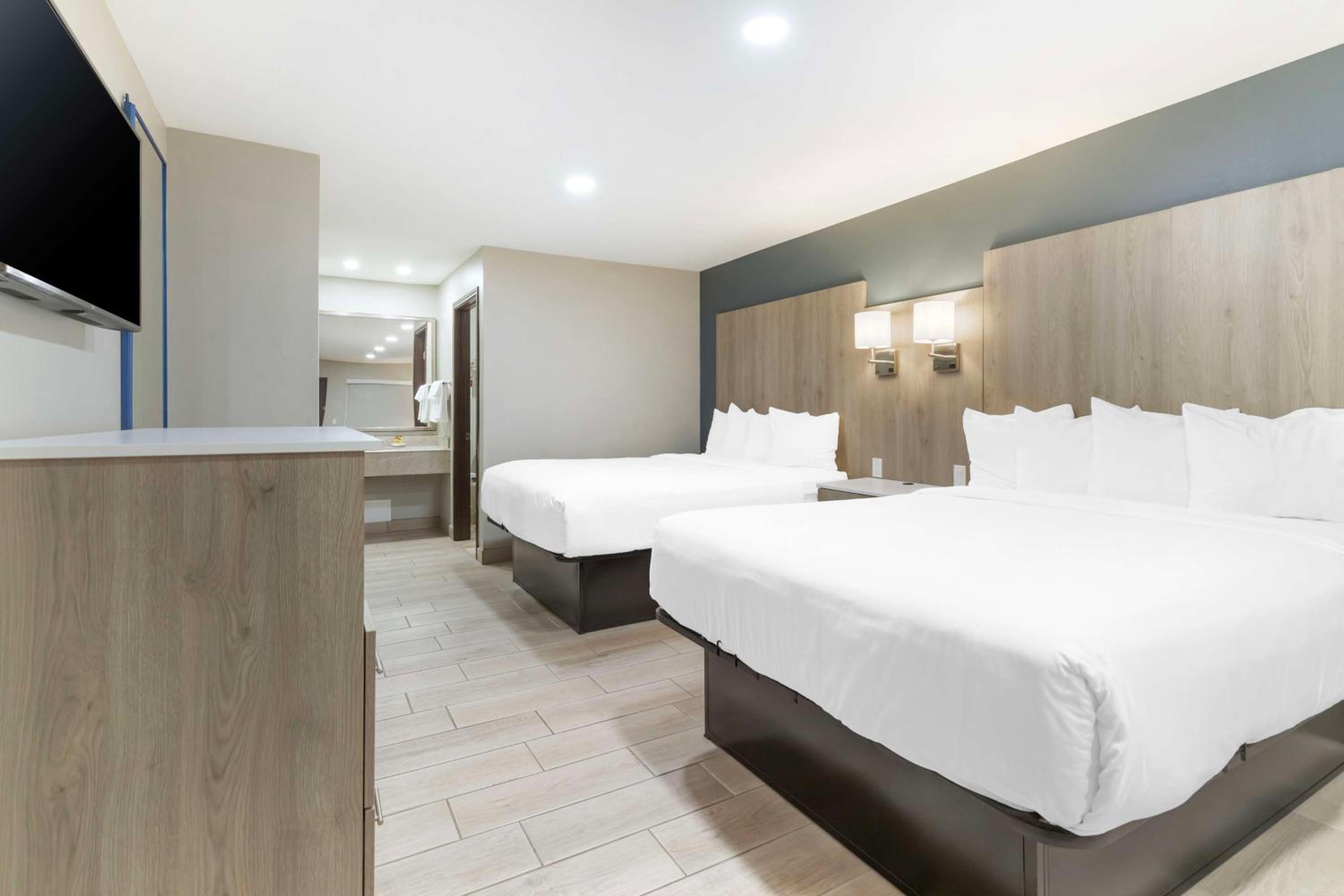 Junior Queen Suite with Two Queen Beds and Walk-In Shower - Mobility Accessible/Smoking photo 2