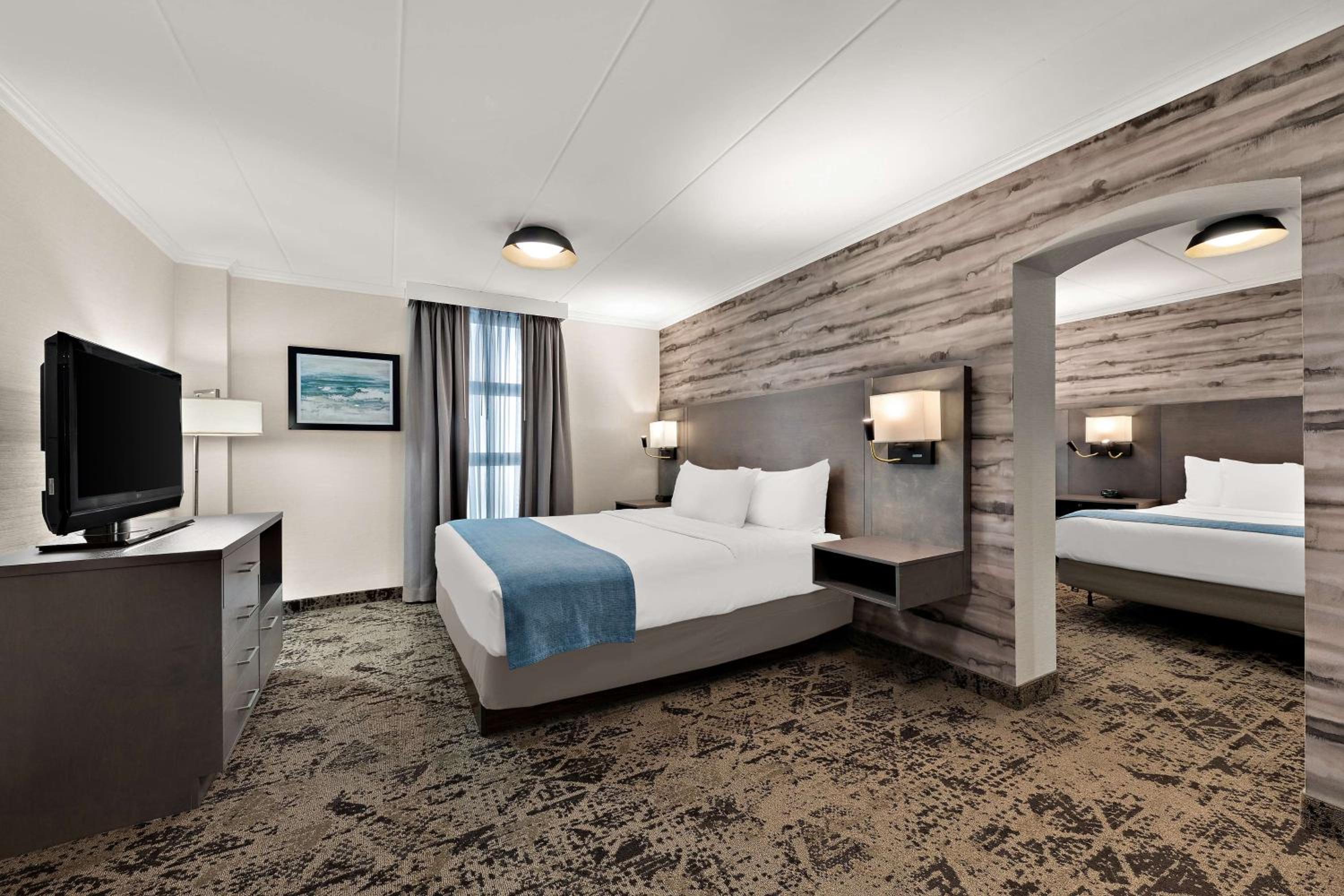 Suite with King Bed and Two Queen Beds - Photo 2