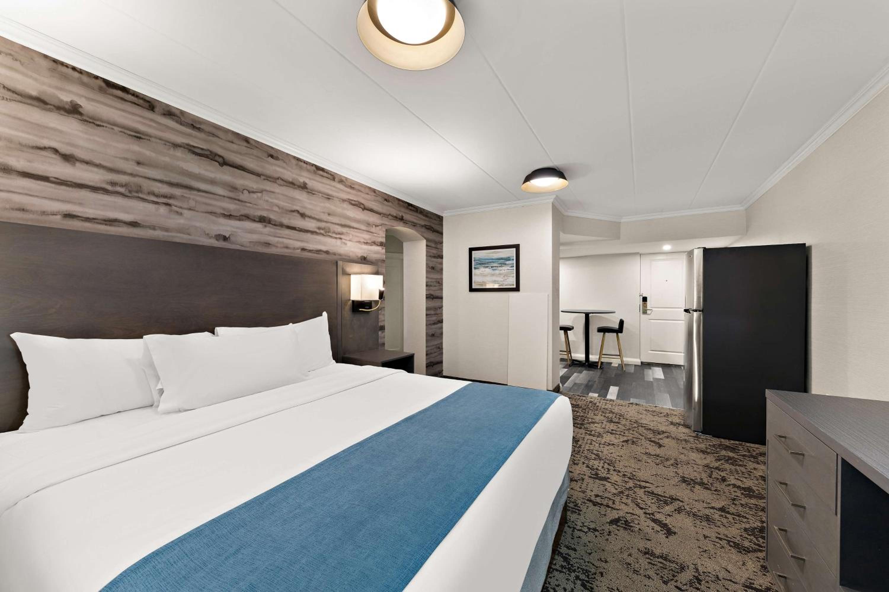 Suite with King Bed and Two Queen Beds - Photo 3