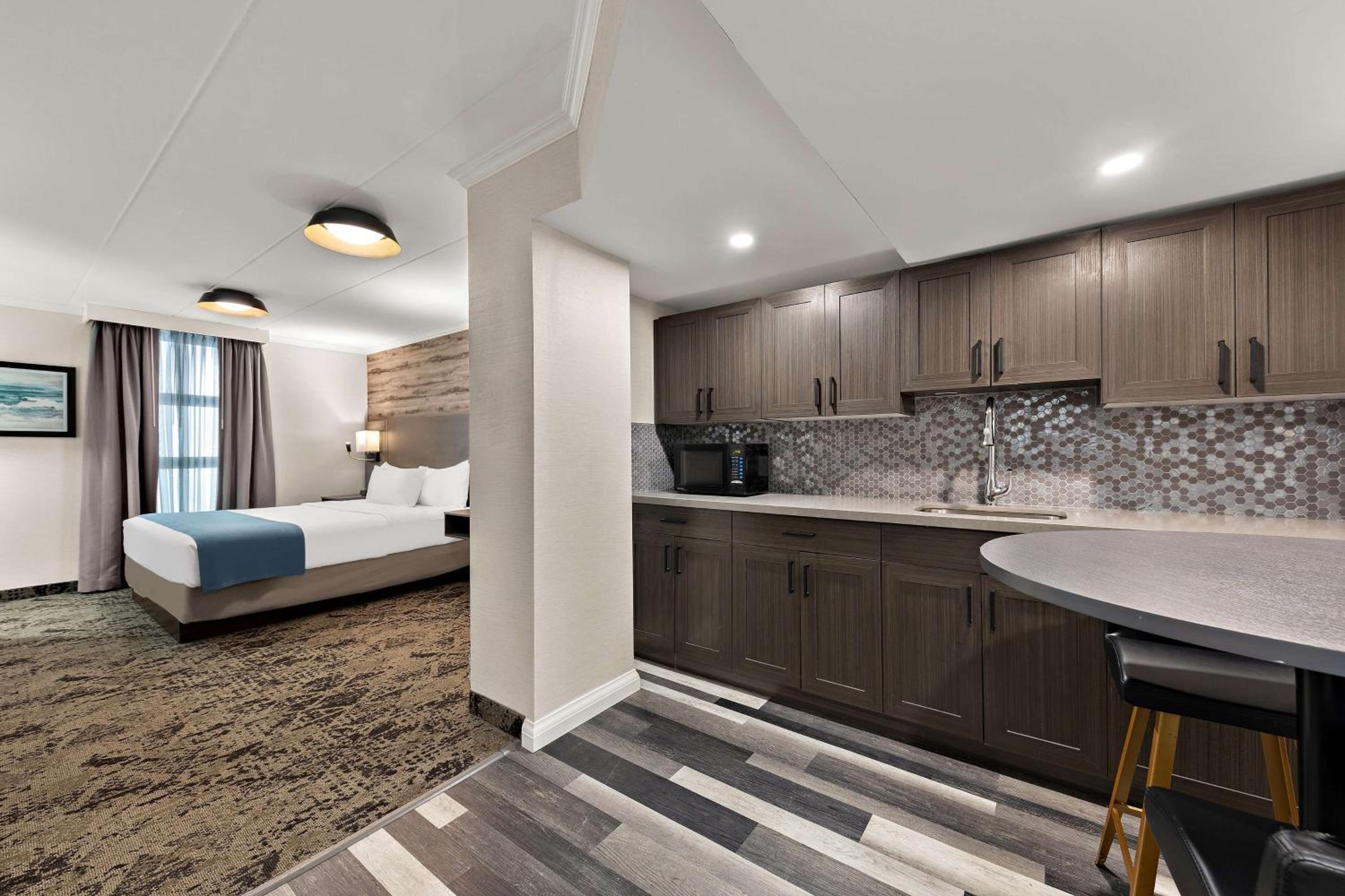Suite with King Bed and Two Queen Beds - Photo 5