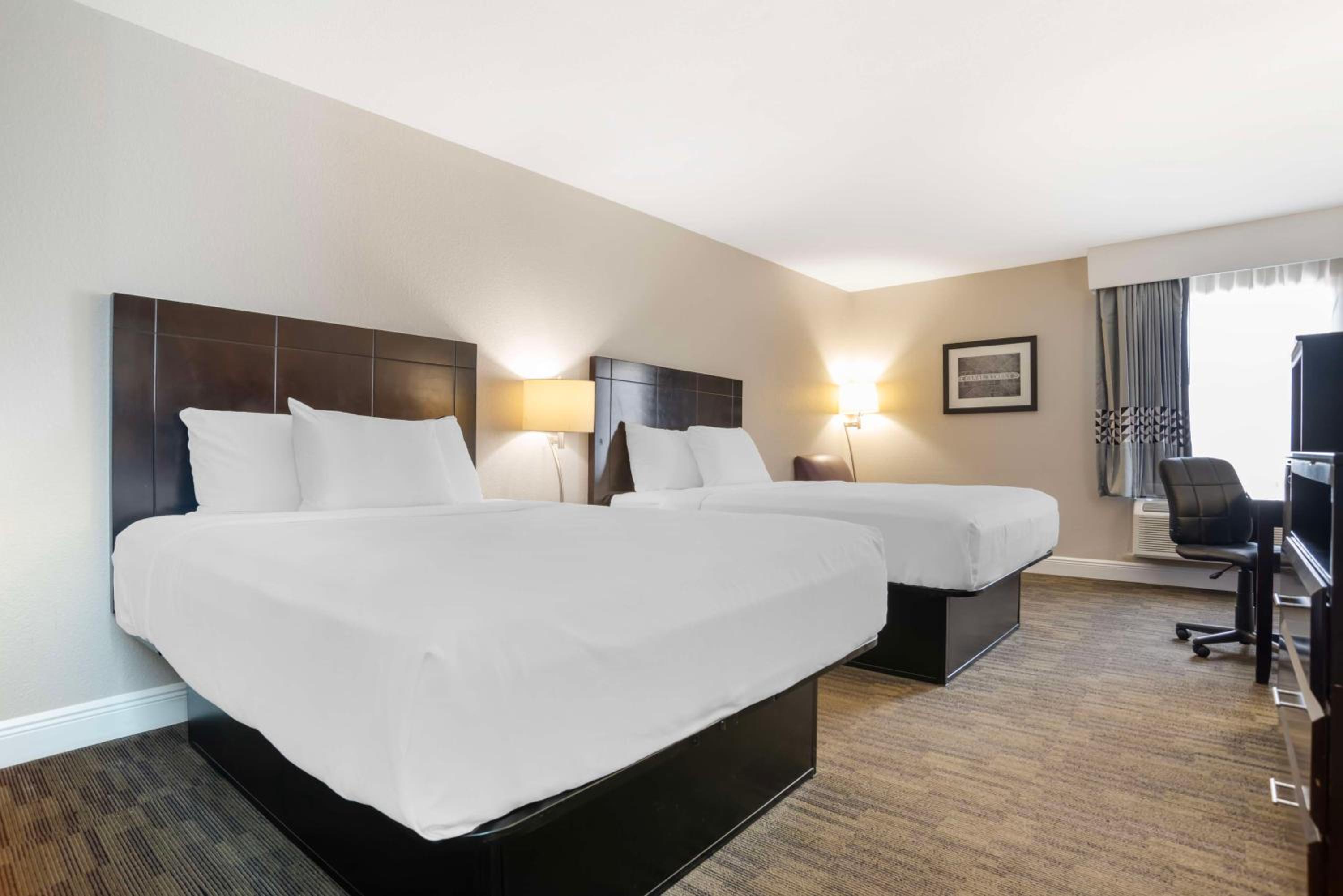 Queen Room with Two Queen Beds - Non-Smoking - Photo 5