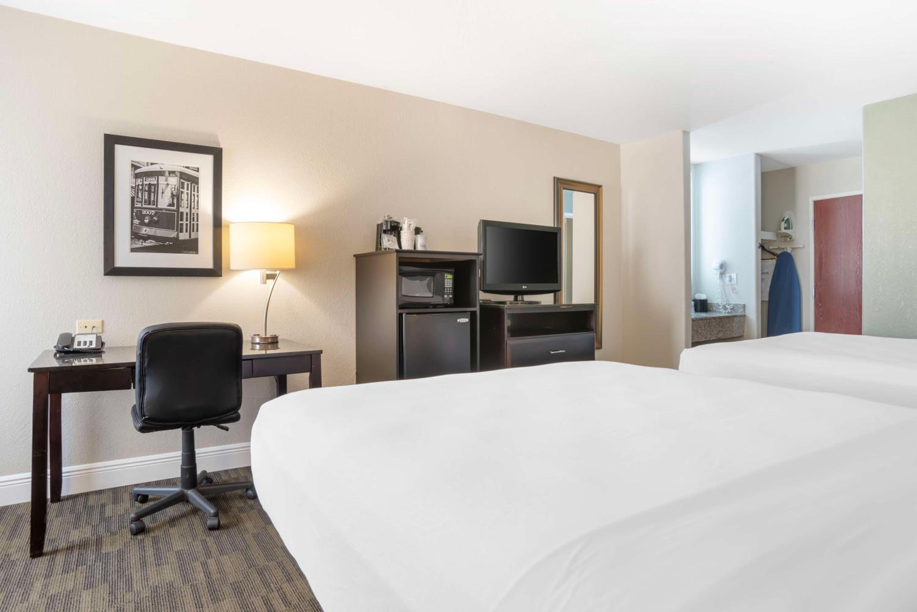 Queen Room with Two Queen Beds - Non-Smoking - Photo 1