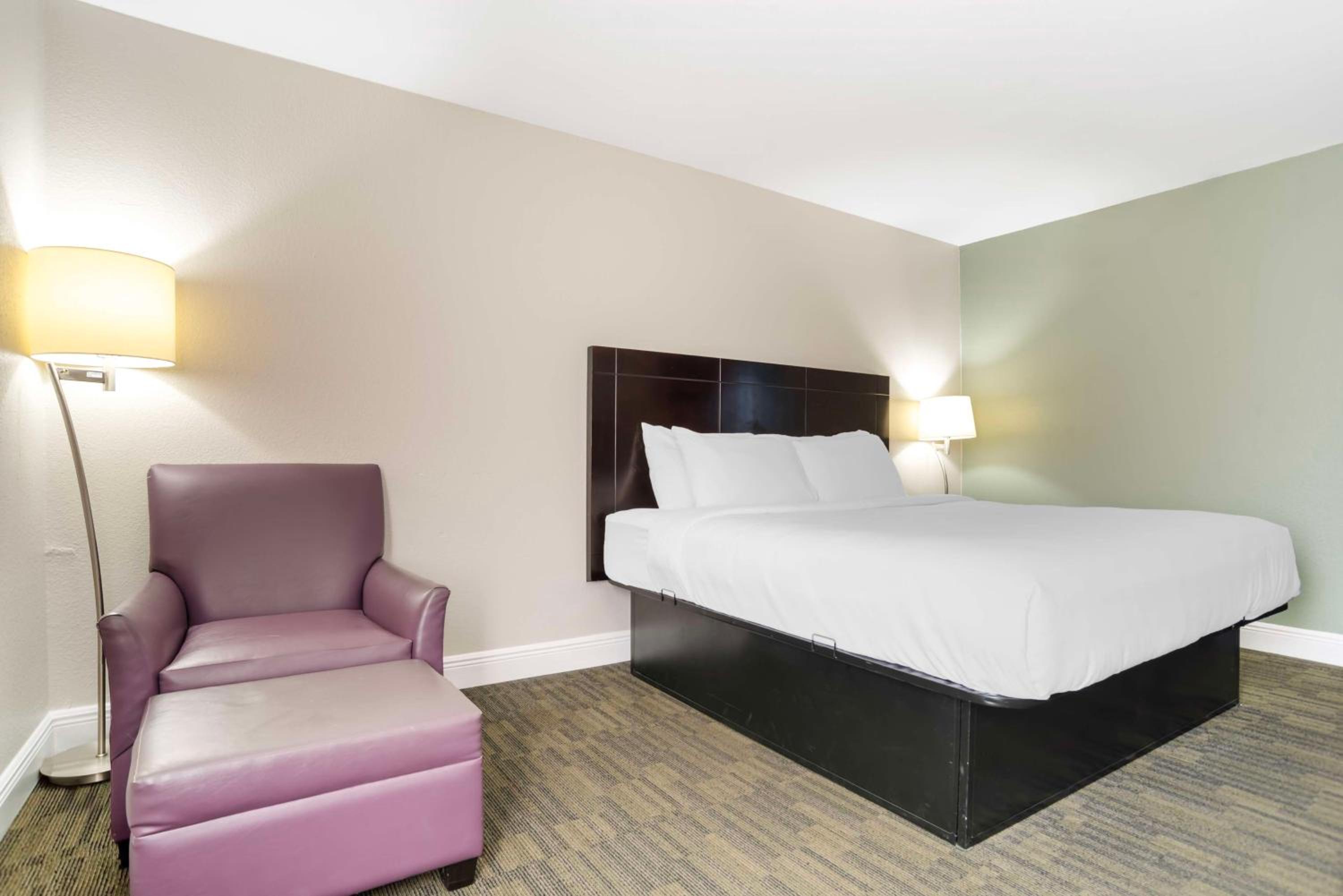 Queen Room with Two Queen Beds and Bath Tub - Disability Access/Non-Smoking  photo 2