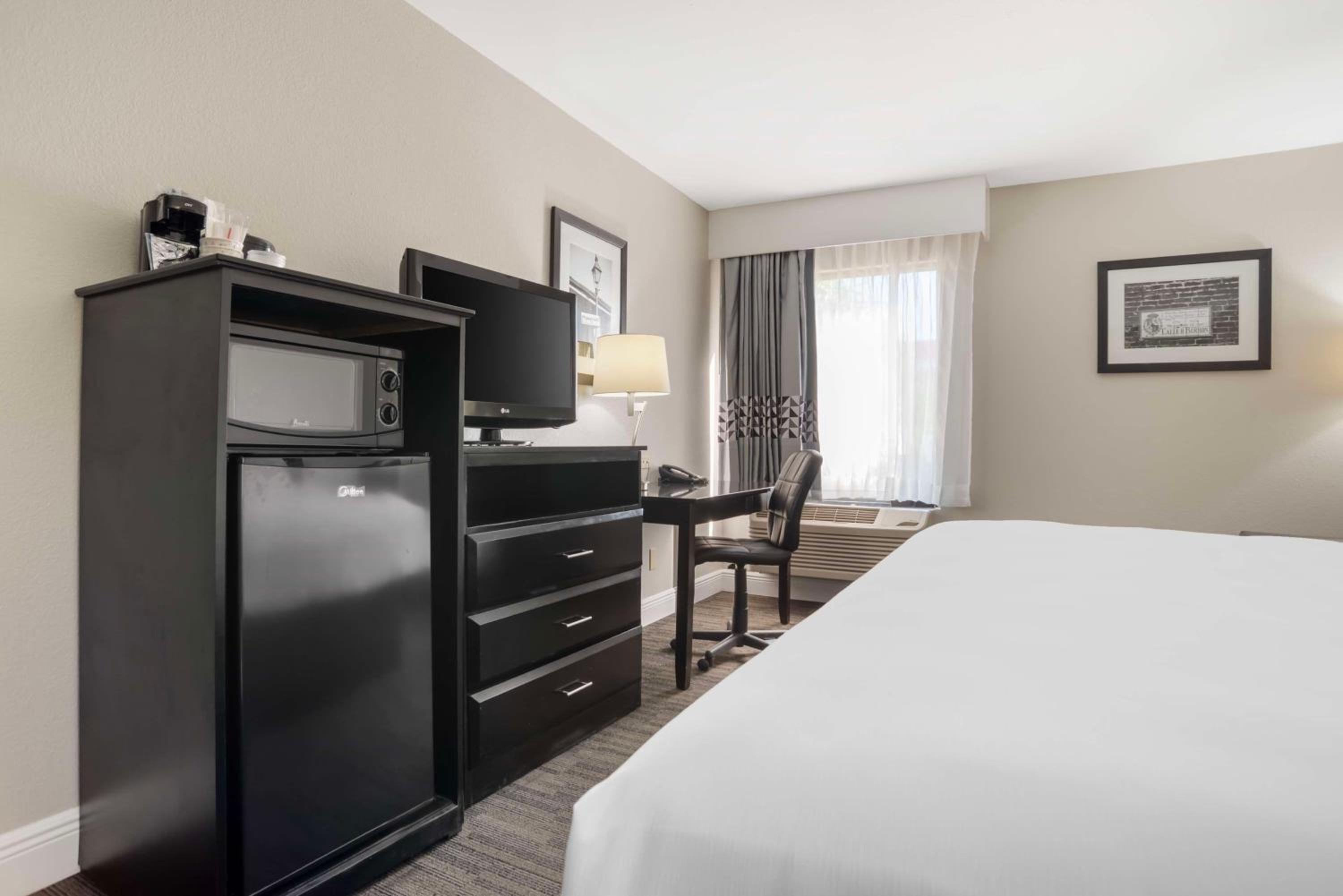 Queen Room with Two Queen Beds and Bath Tub - Disability Access/Non-Smoking  photo 3