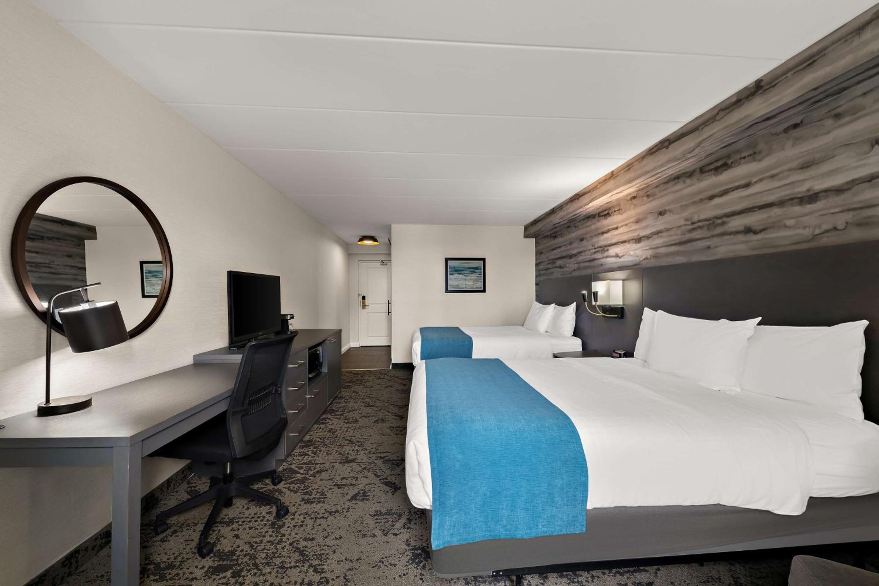 Queen Room with Two Queen Beds - Photo 2
