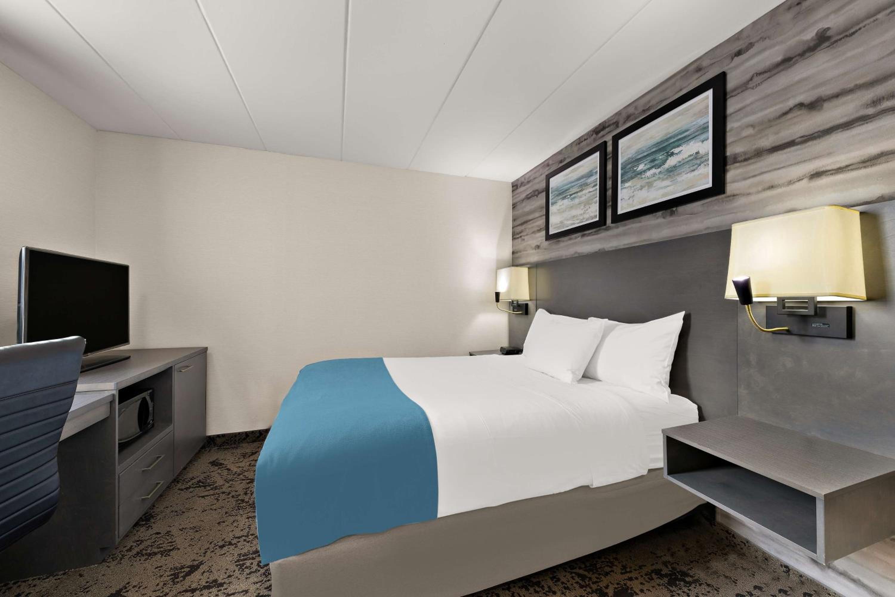 Queen Room with Walk-In Shower - Non-Smoking - Photo 3