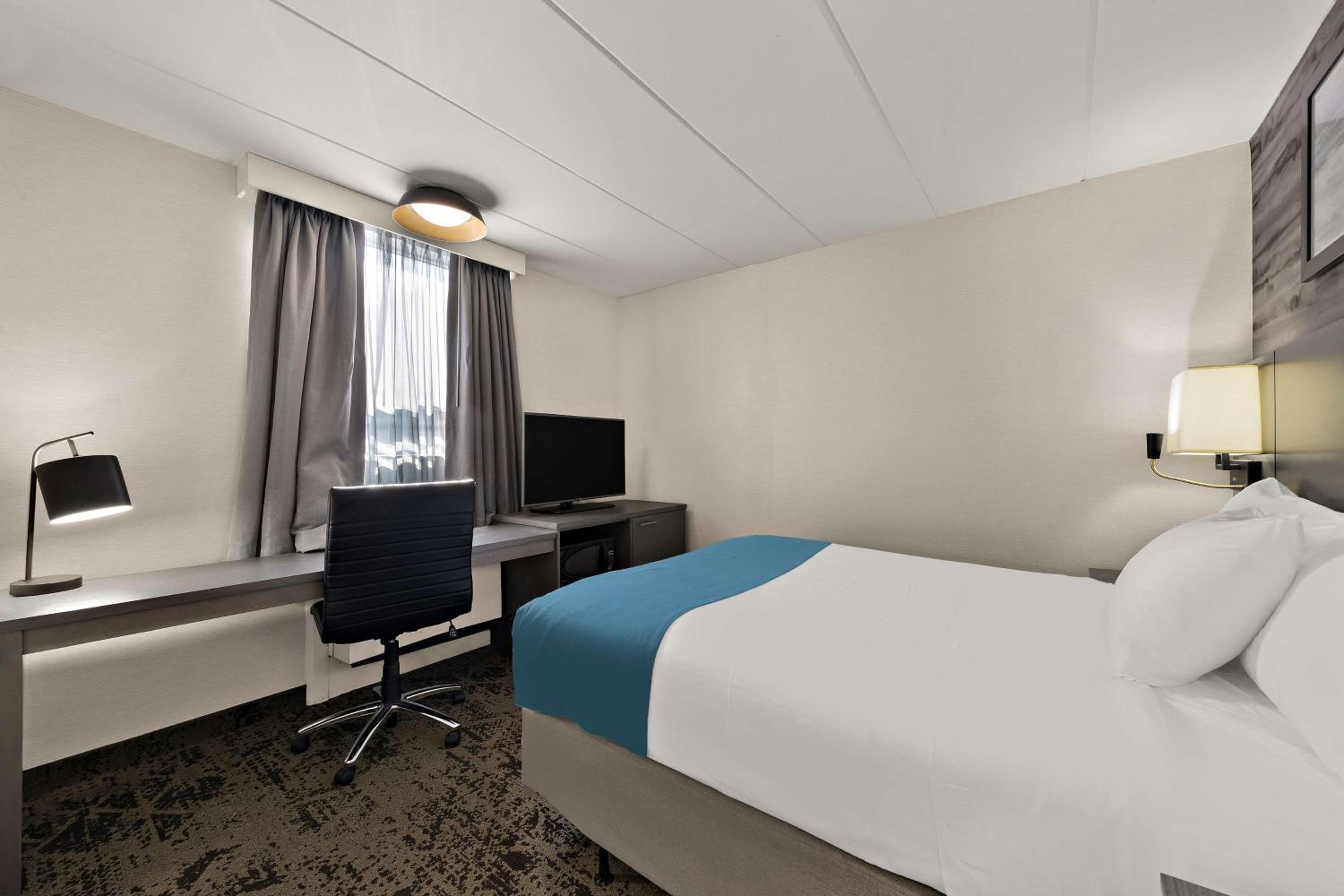 Queen Room with Walk-In Shower - Non-Smoking - Photo 1