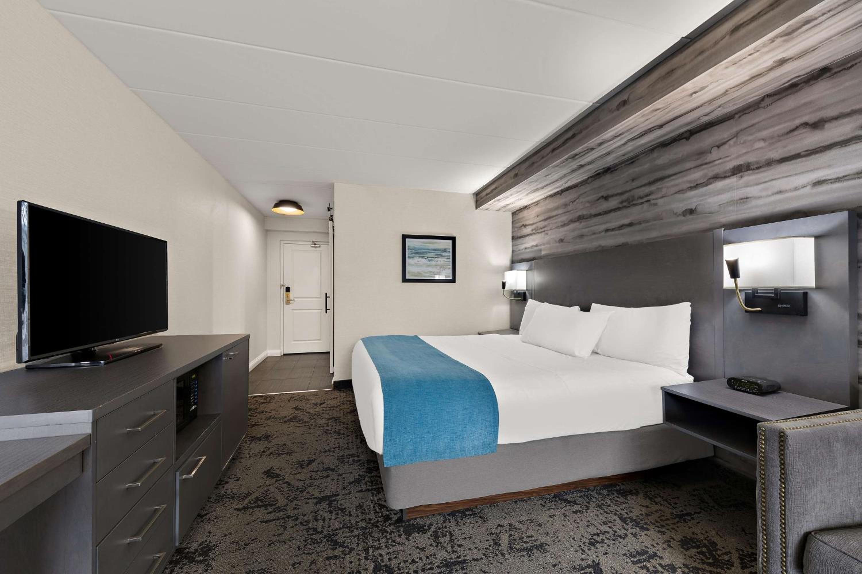 King Room with Sofa Bed and Balcony - Photo 3