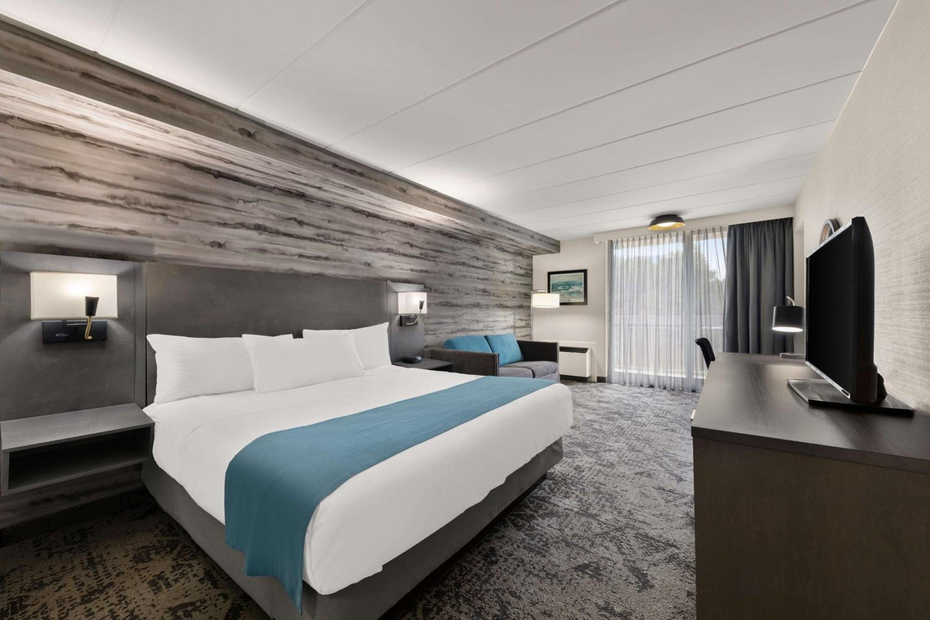 King Room with Sofa Bed and Balcony - Photo 4