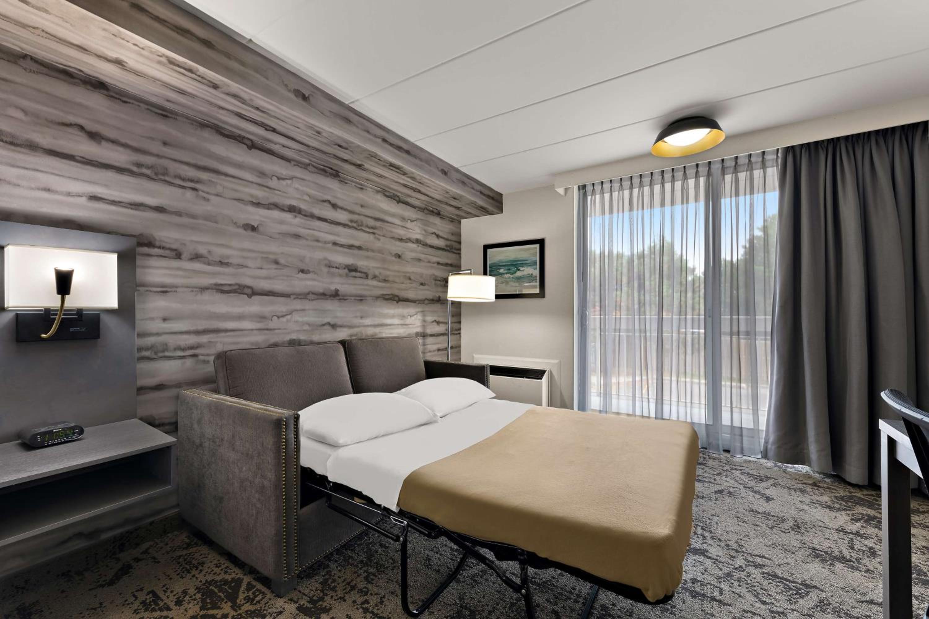King Room with Sofa Bed and Balcony - Photo 2