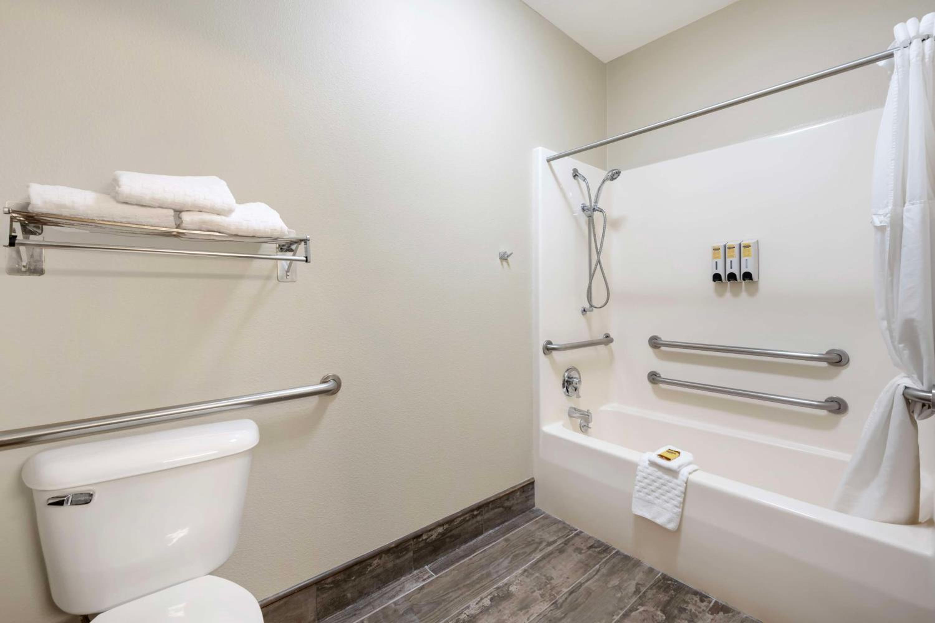 Queen Room - Disability Access photo 2