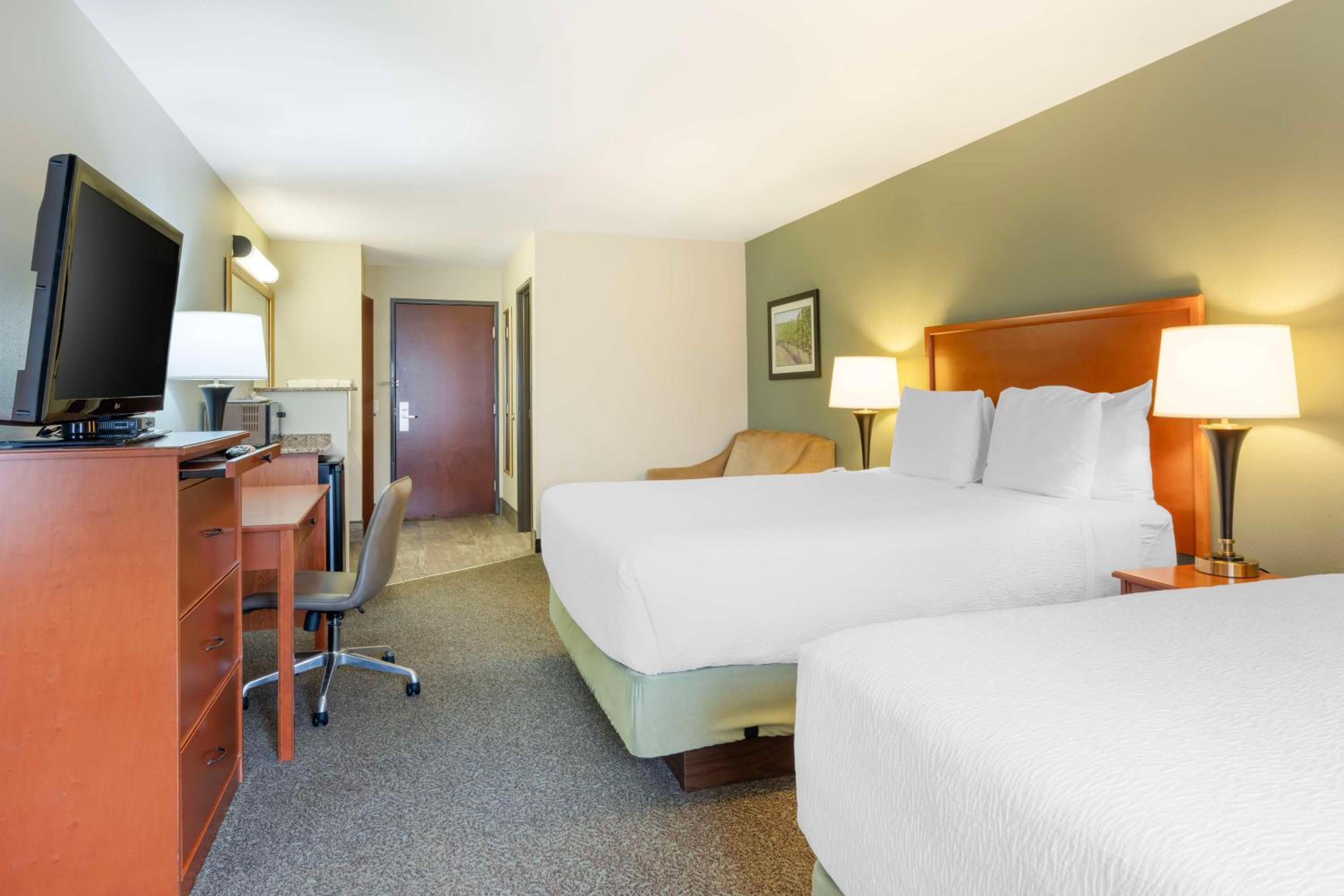 Deluxe Queen Room with Two Queen Beds photo 1