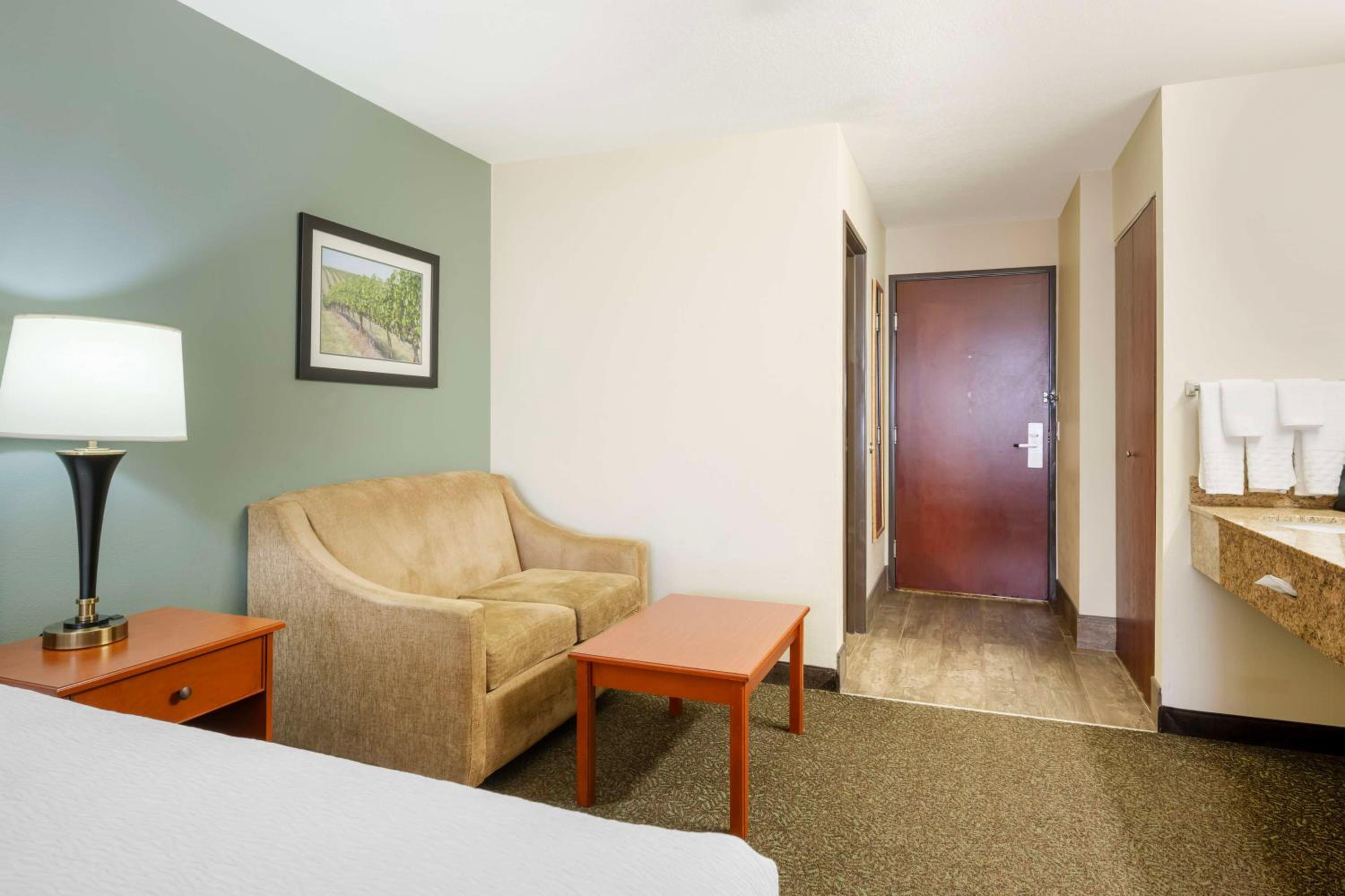 Queen Room photo 2