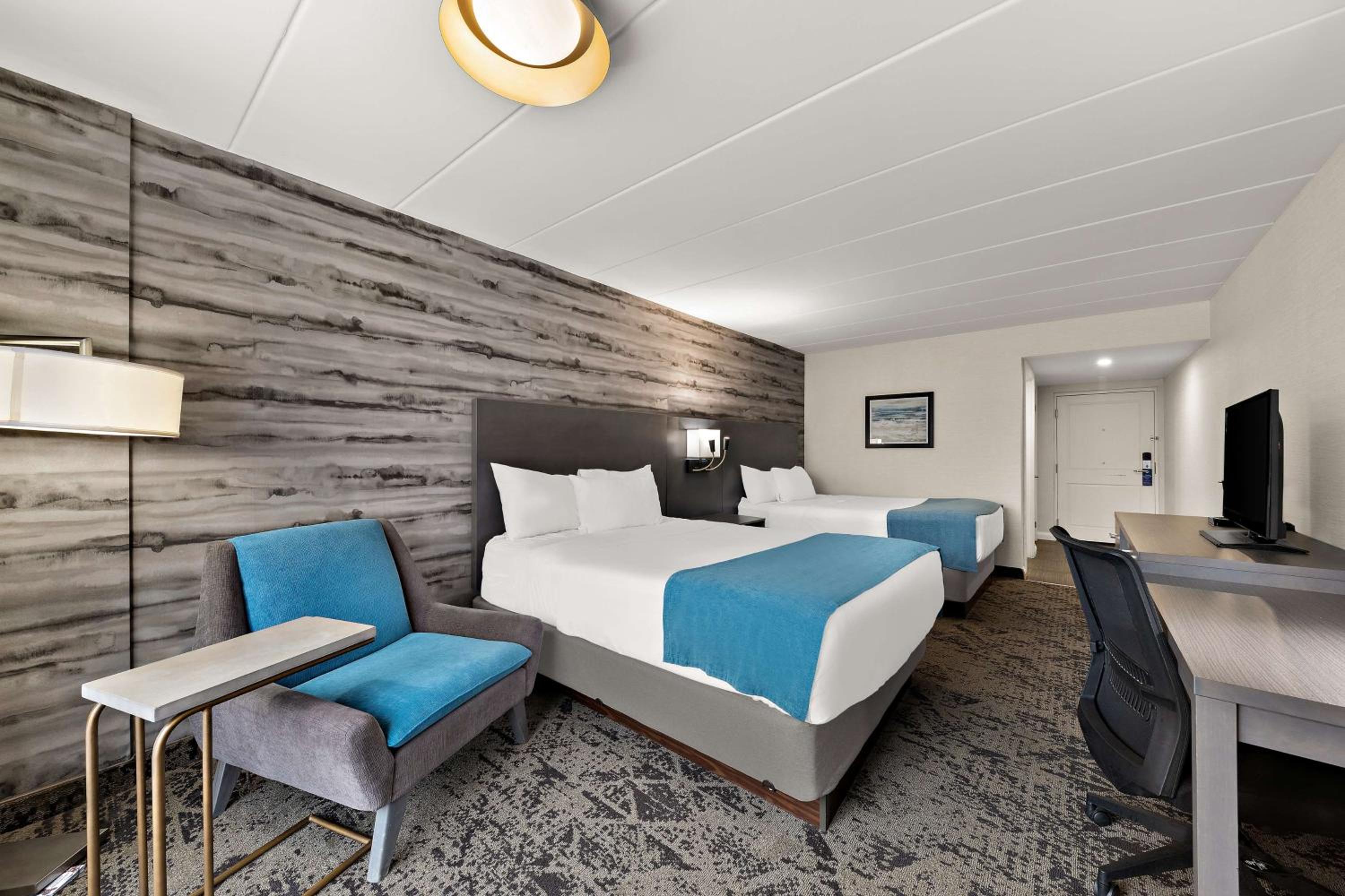 Queen Room with Two Queen Beds and Roll-In Shower - Mobility Accessible/Non-Smoking - Photo 2