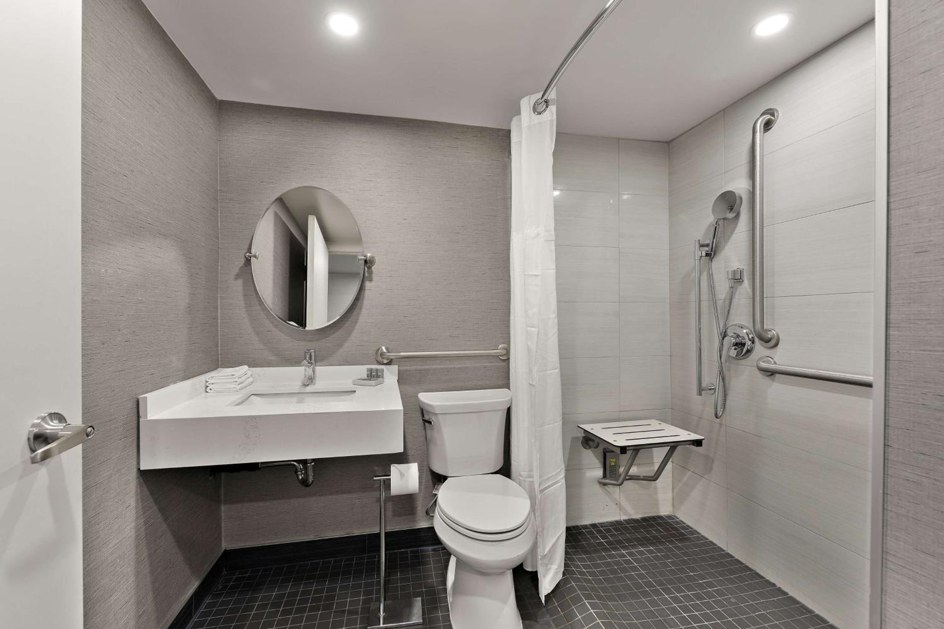 Queen Room with Two Queen Beds and Roll-In Shower - Mobility Accessible/Non-Smoking - Photo 3