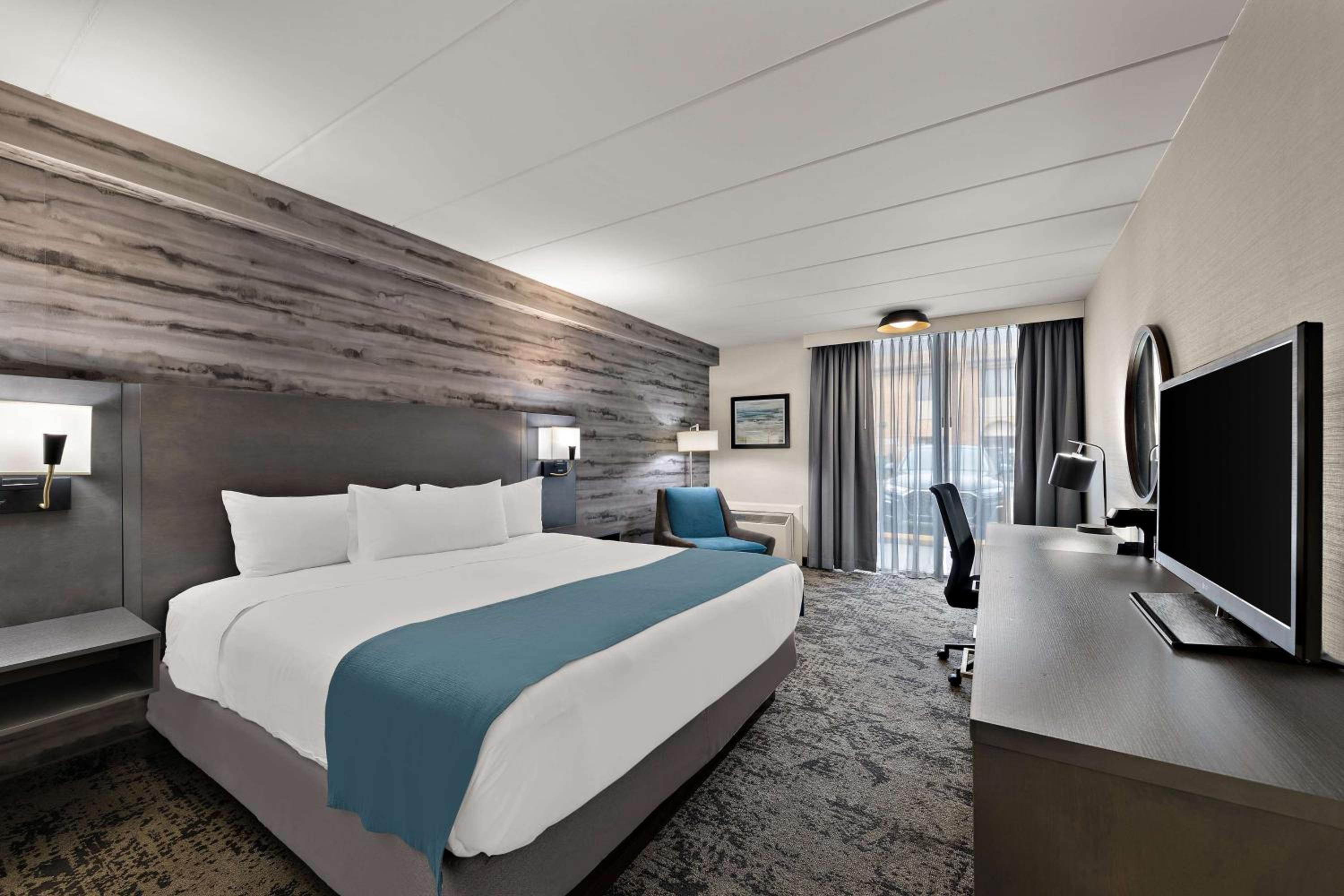 King Room with Roll-In Shower - Mobility Access/Non-Smoking - Photo 3
