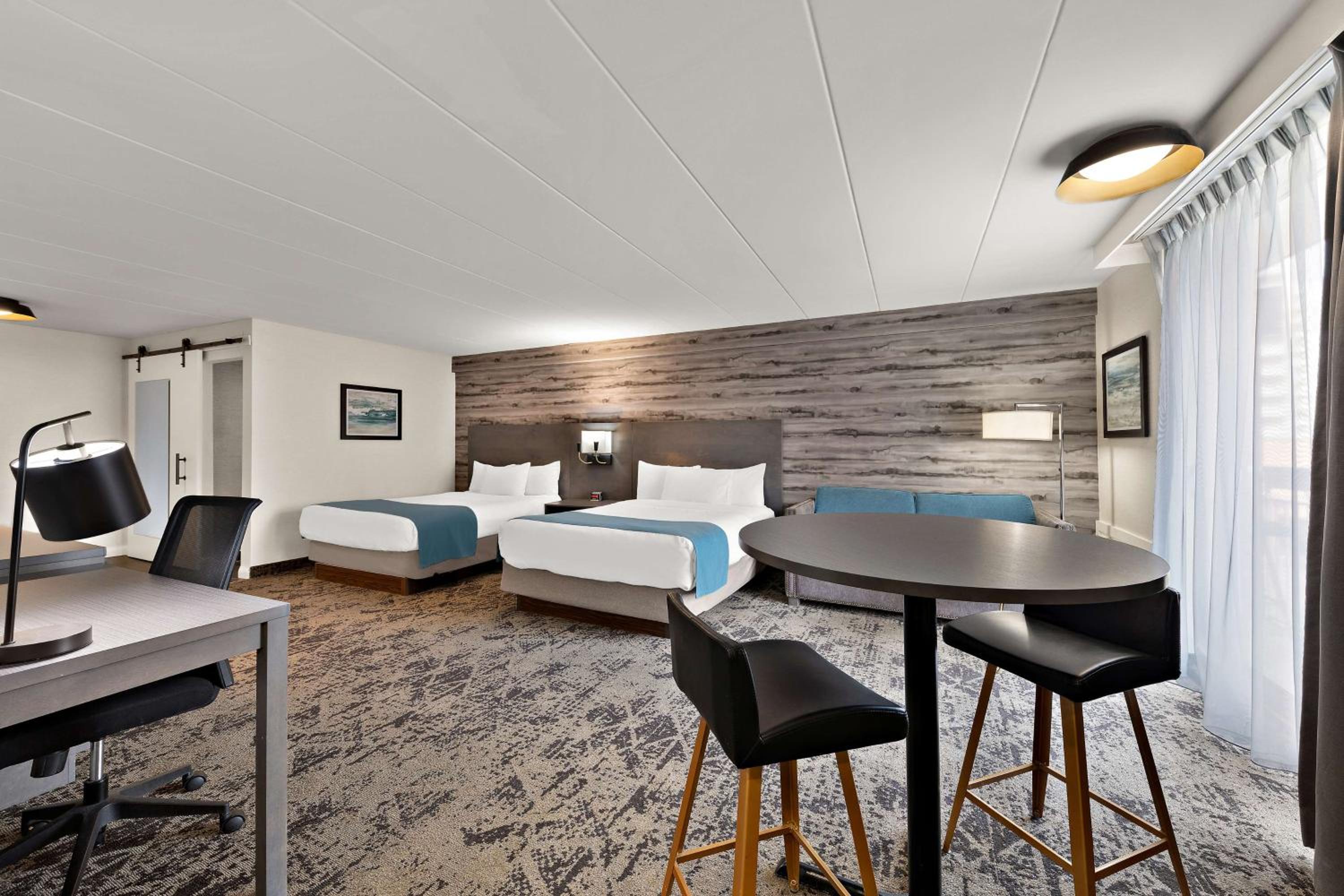 Queen Suite with Balcony - Photo 1