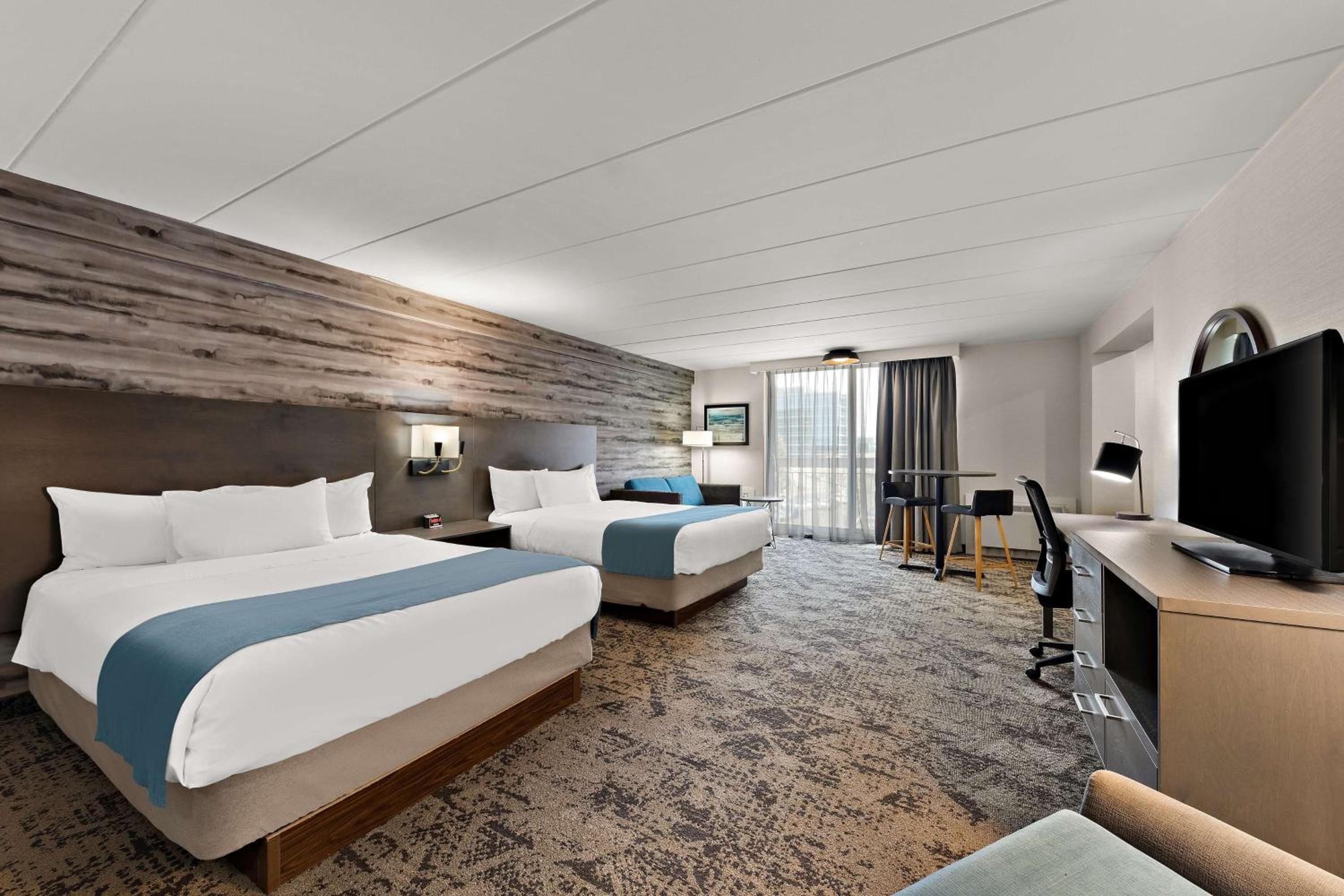 Queen Suite with Balcony - Photo 5
