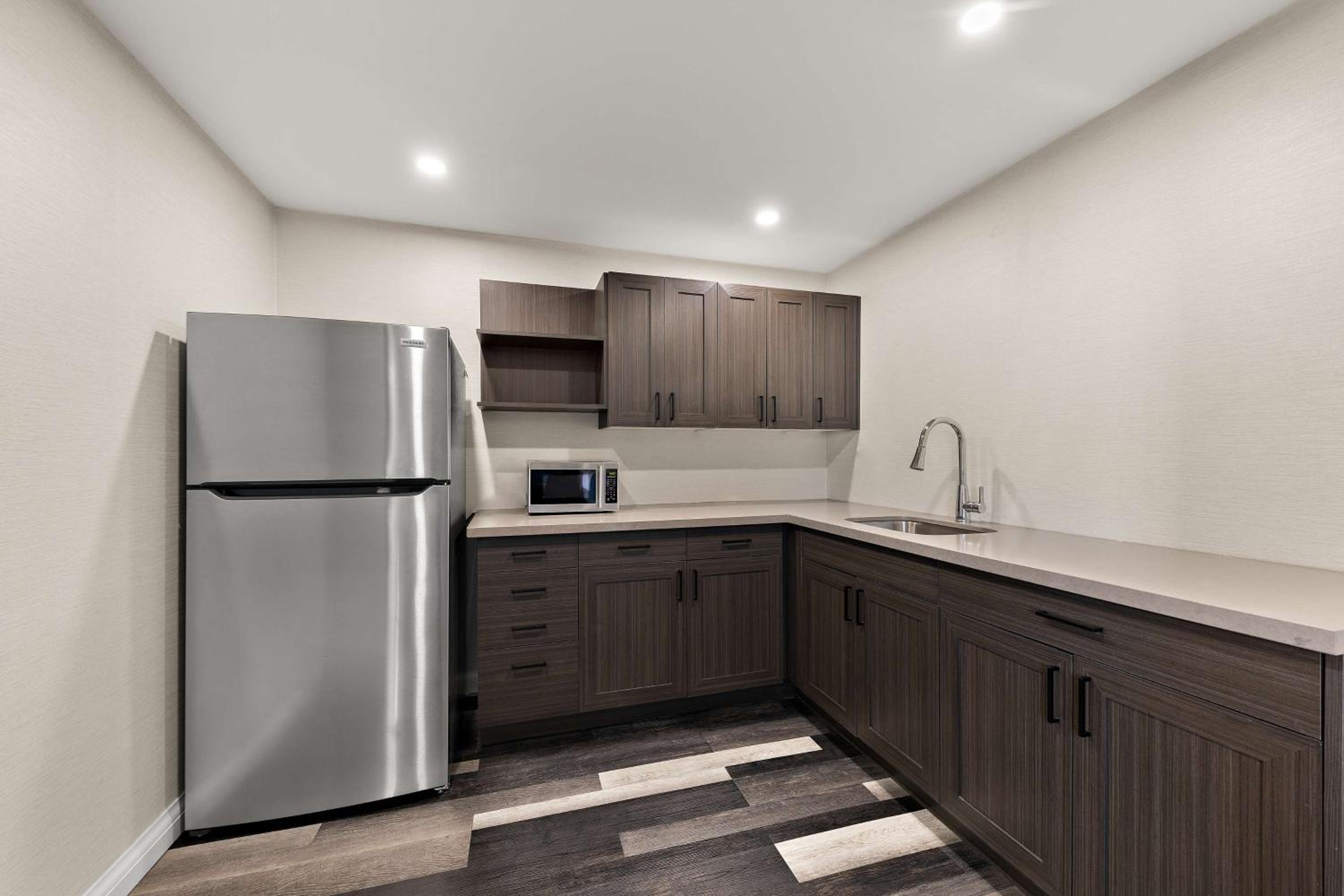 Queen Suite with Balcony - Photo 4