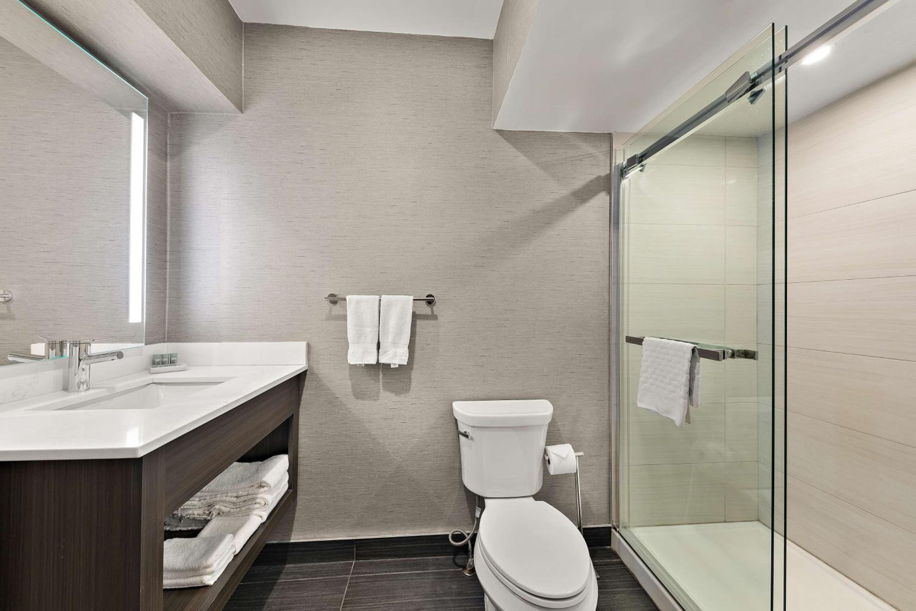 Queen Suite with Balcony - Photo 3