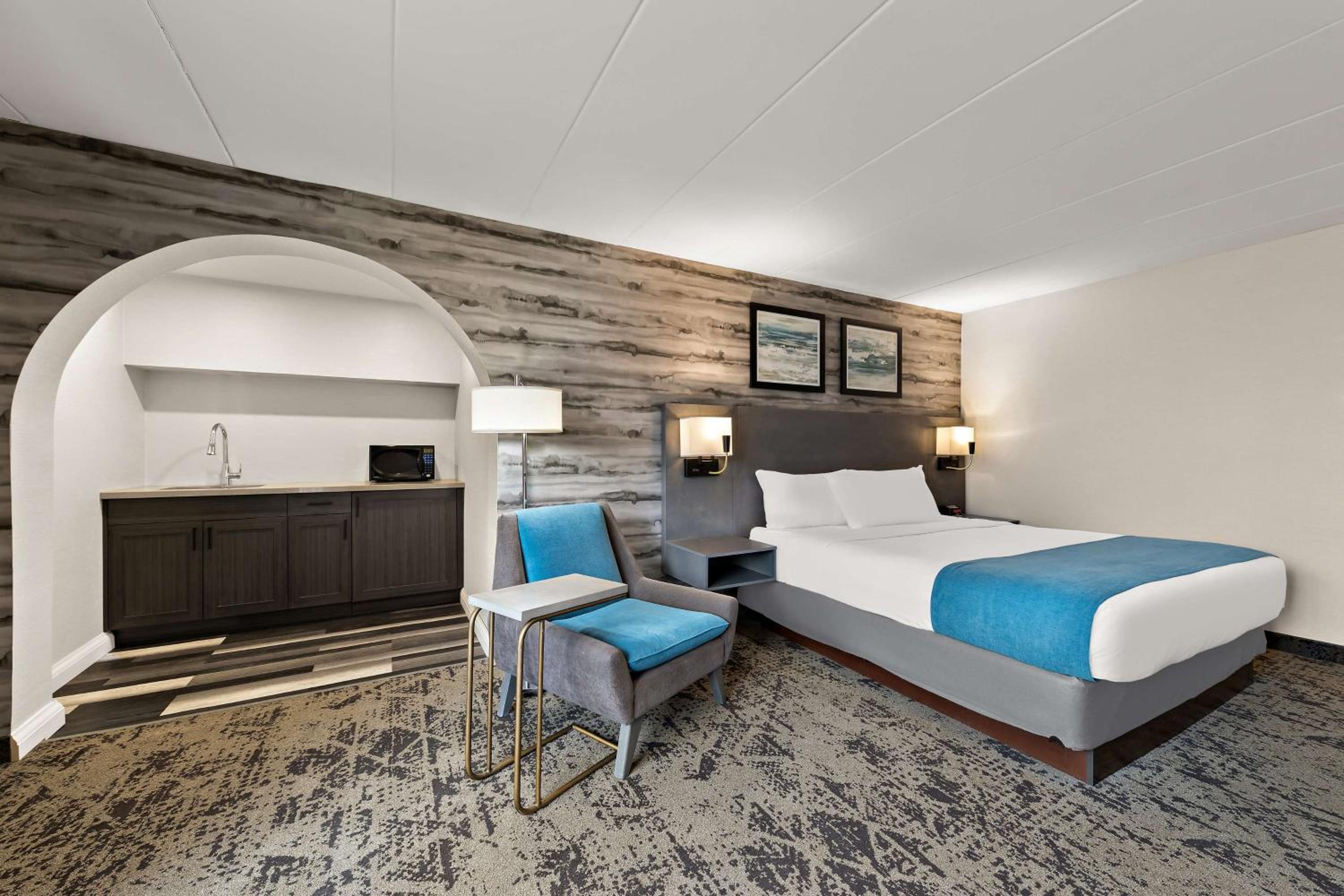 King Room with Balcony - Photo 4