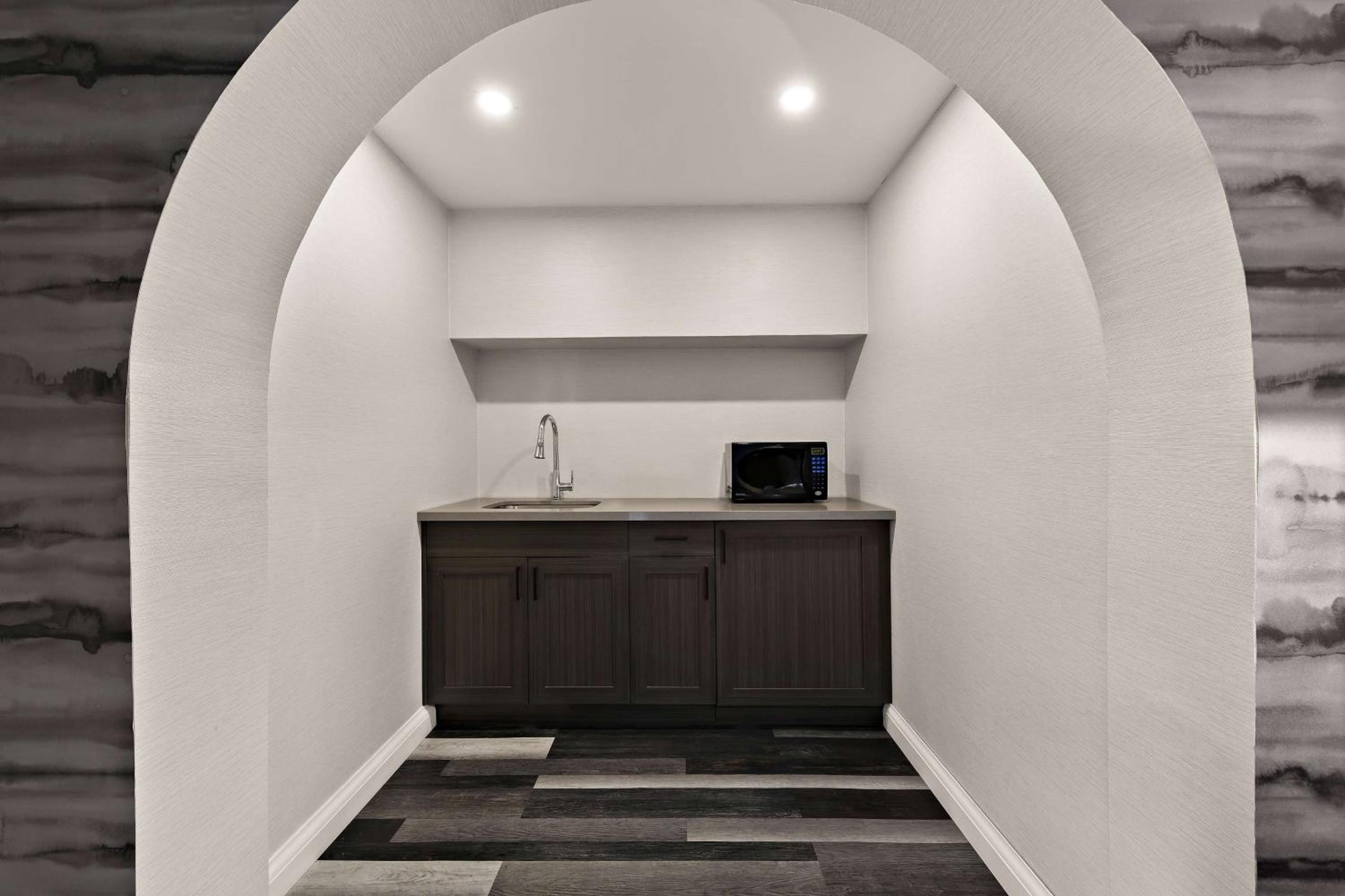 King Room with Balcony - Photo 3
