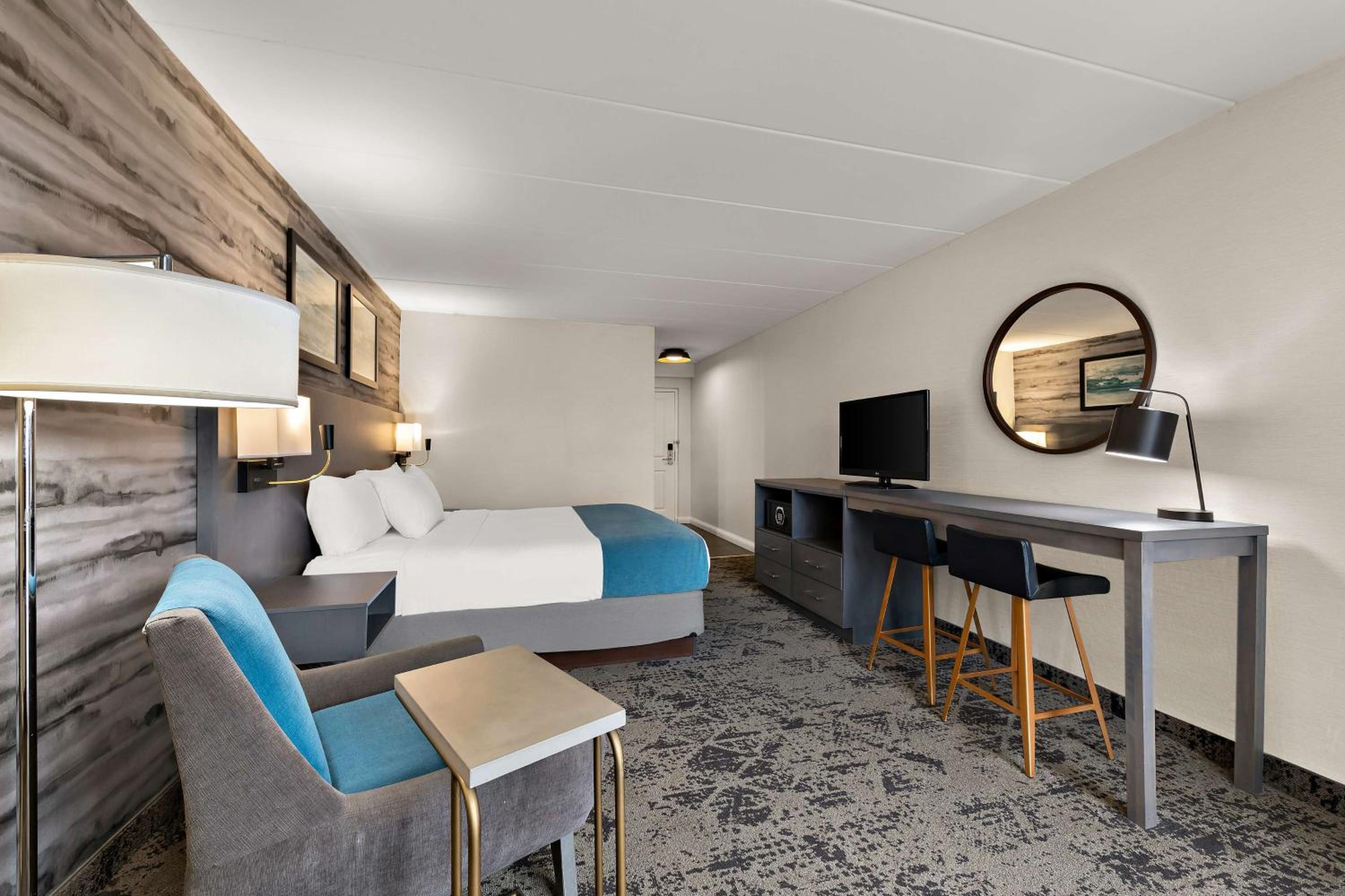 King Room with Balcony - Photo 1