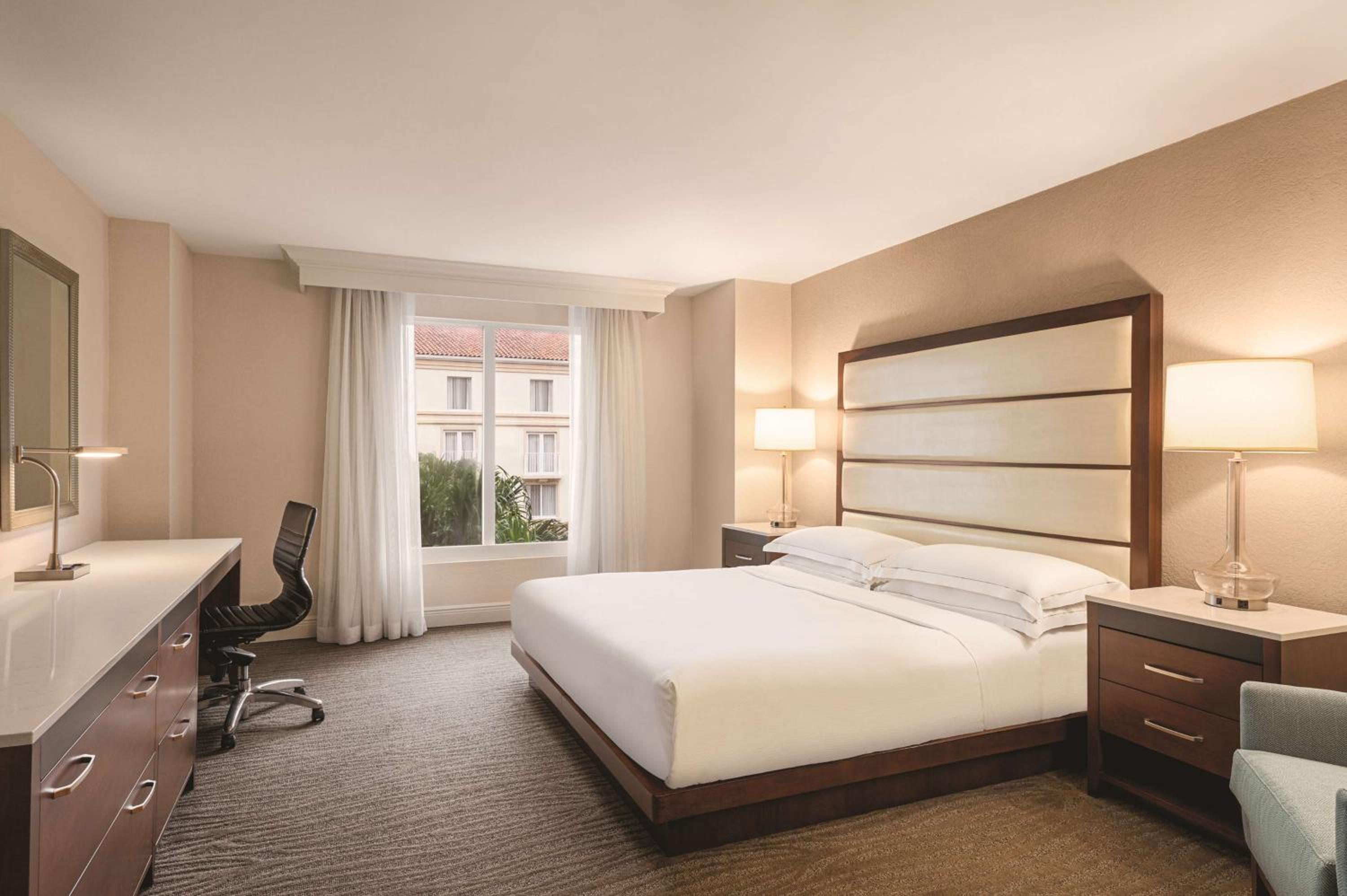 King Room with Tub - Mobility and Hearing Access - Photo 4