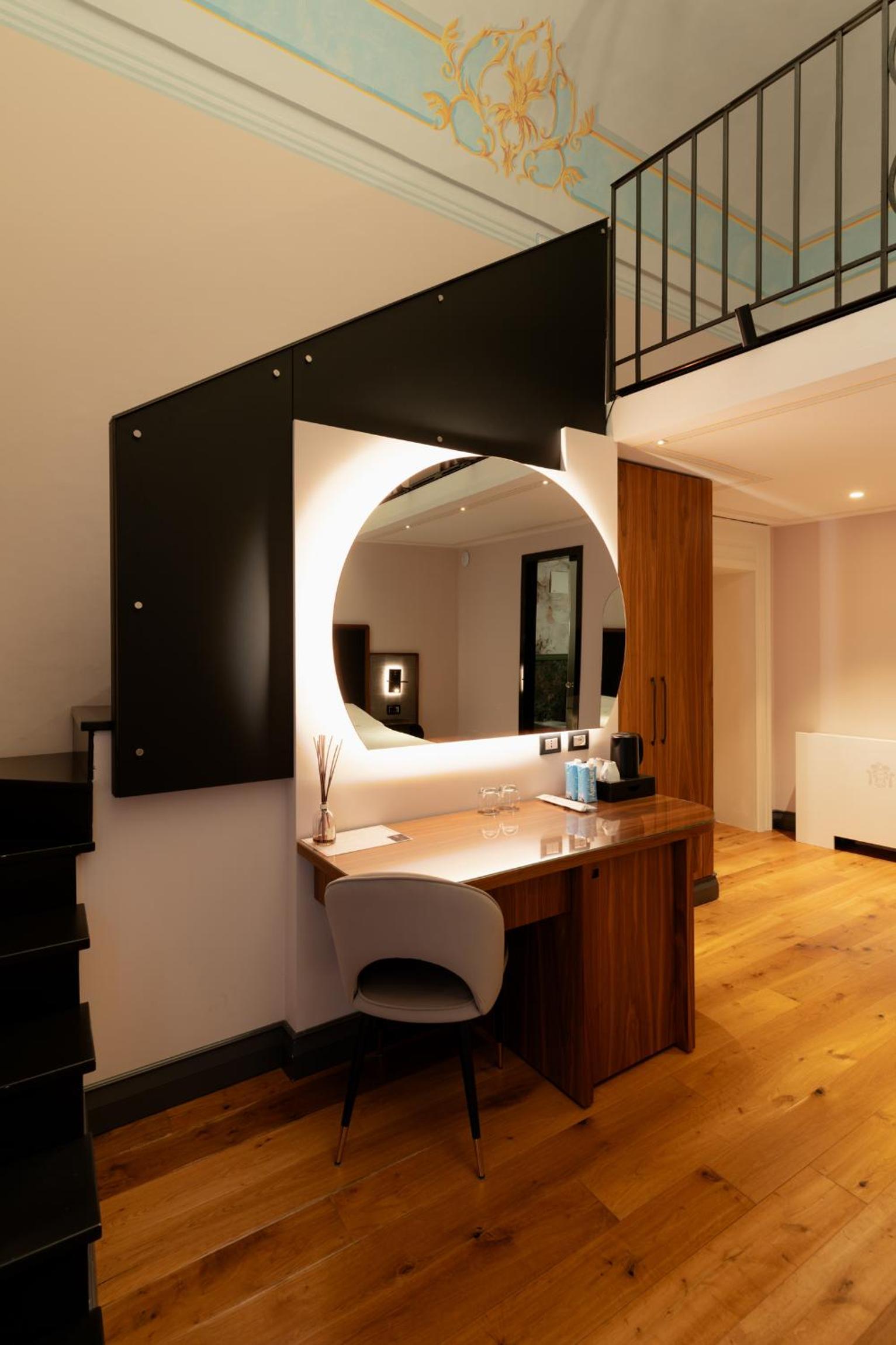 Junior Suite with Balcony - Photo 7