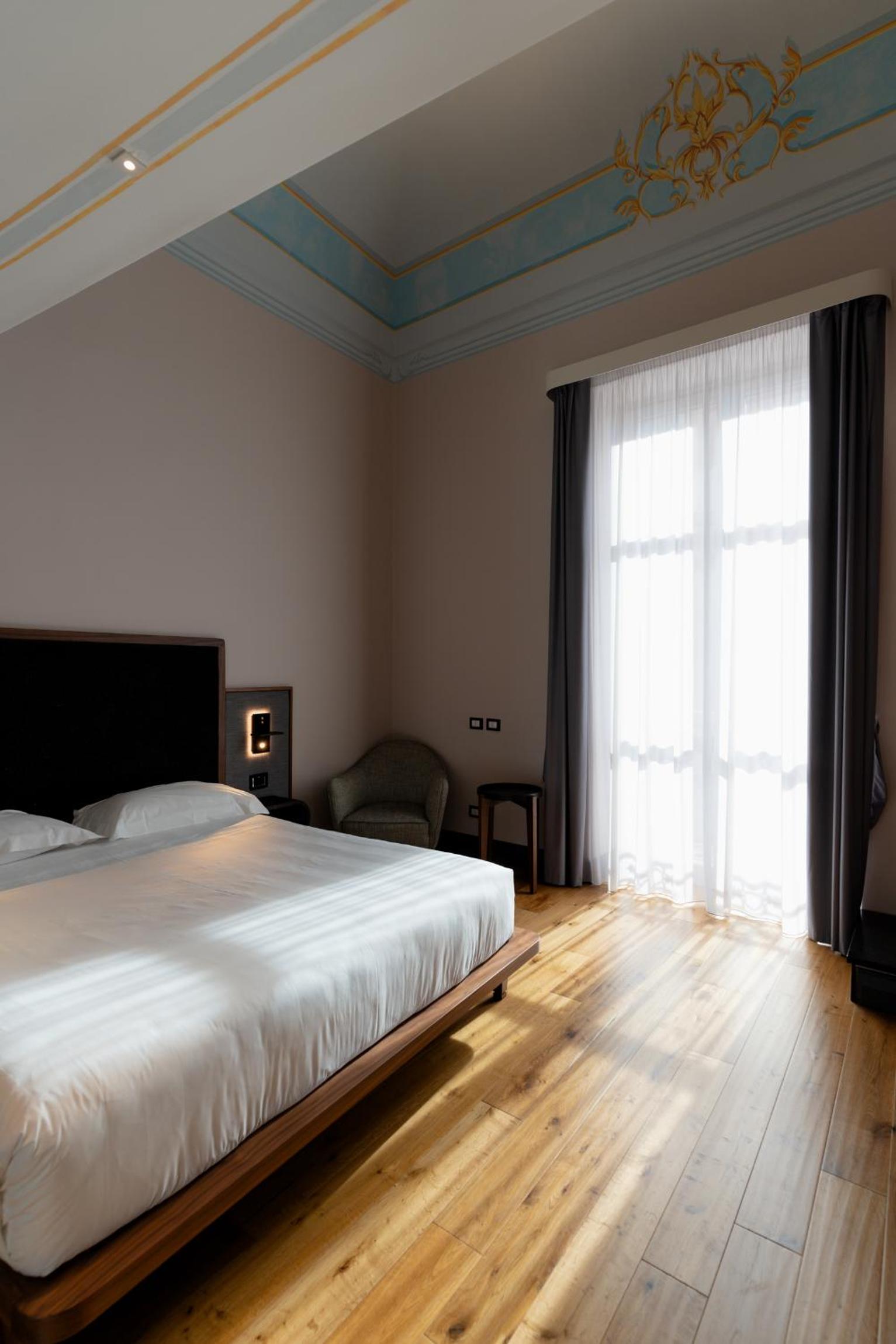 Junior Suite with Balcony - Photo 1