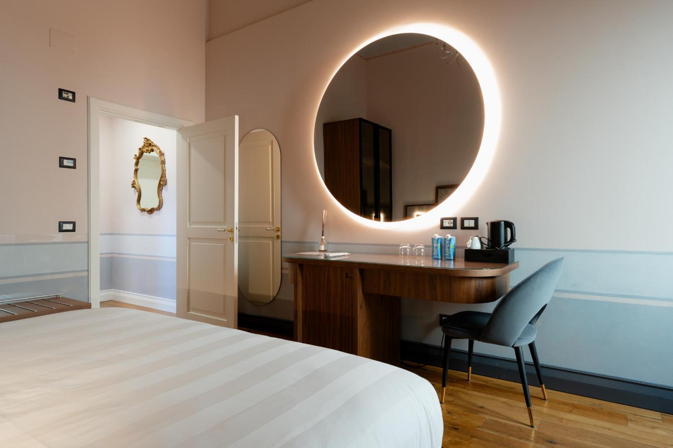 Standard King Room - Photo 2