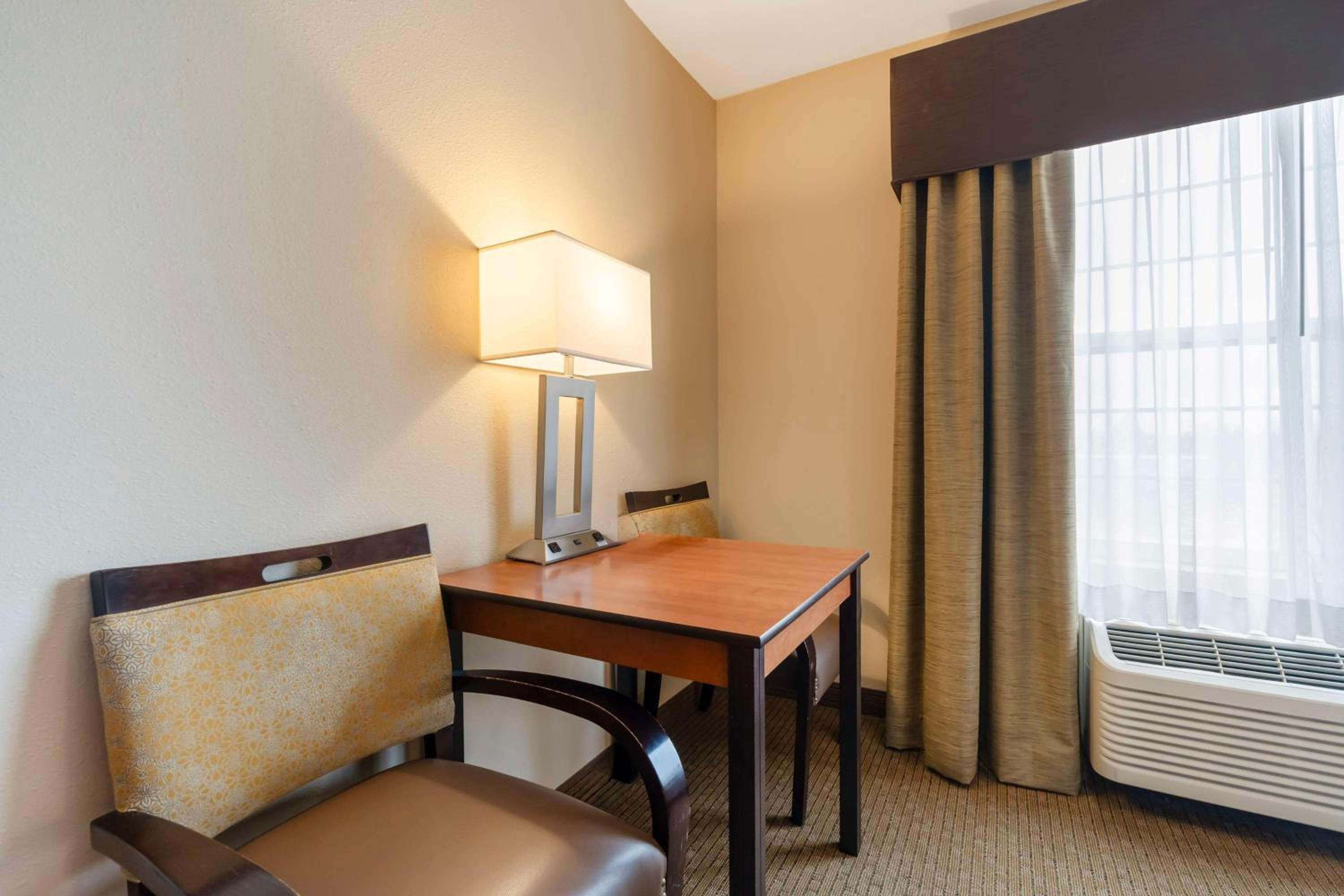 Queen Room with Two Queen Beds - Photo 4